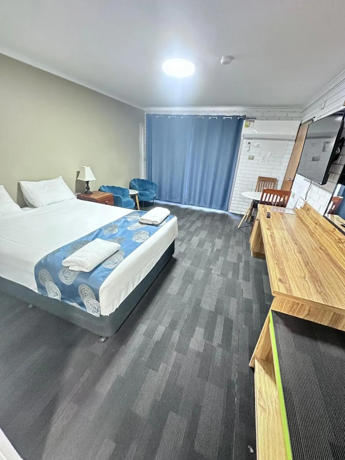 Seating area, Bed in Albury Garden Court Motel