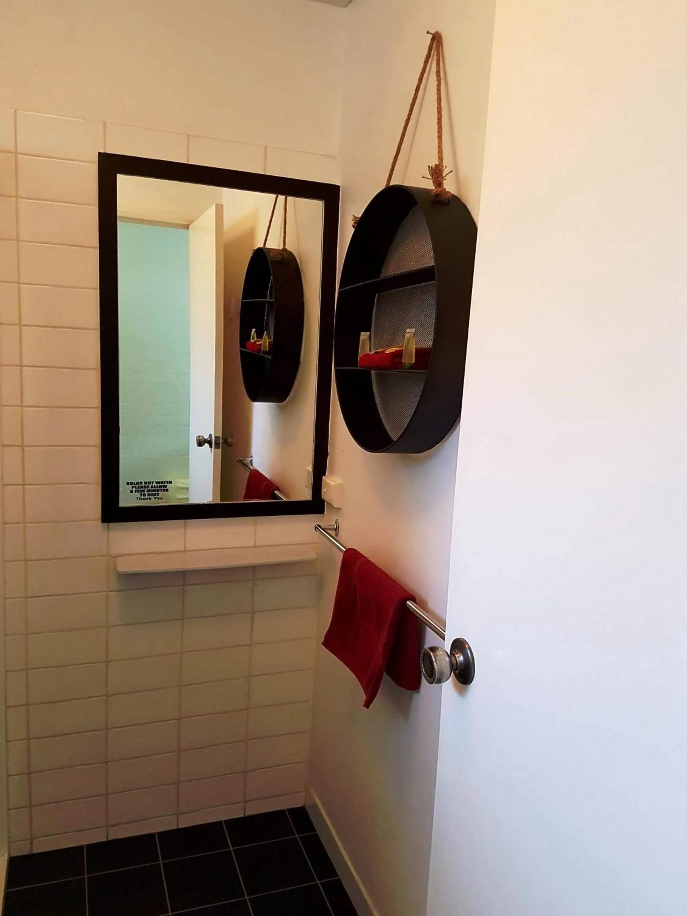 Bathroom in Bidgee Motor Inn