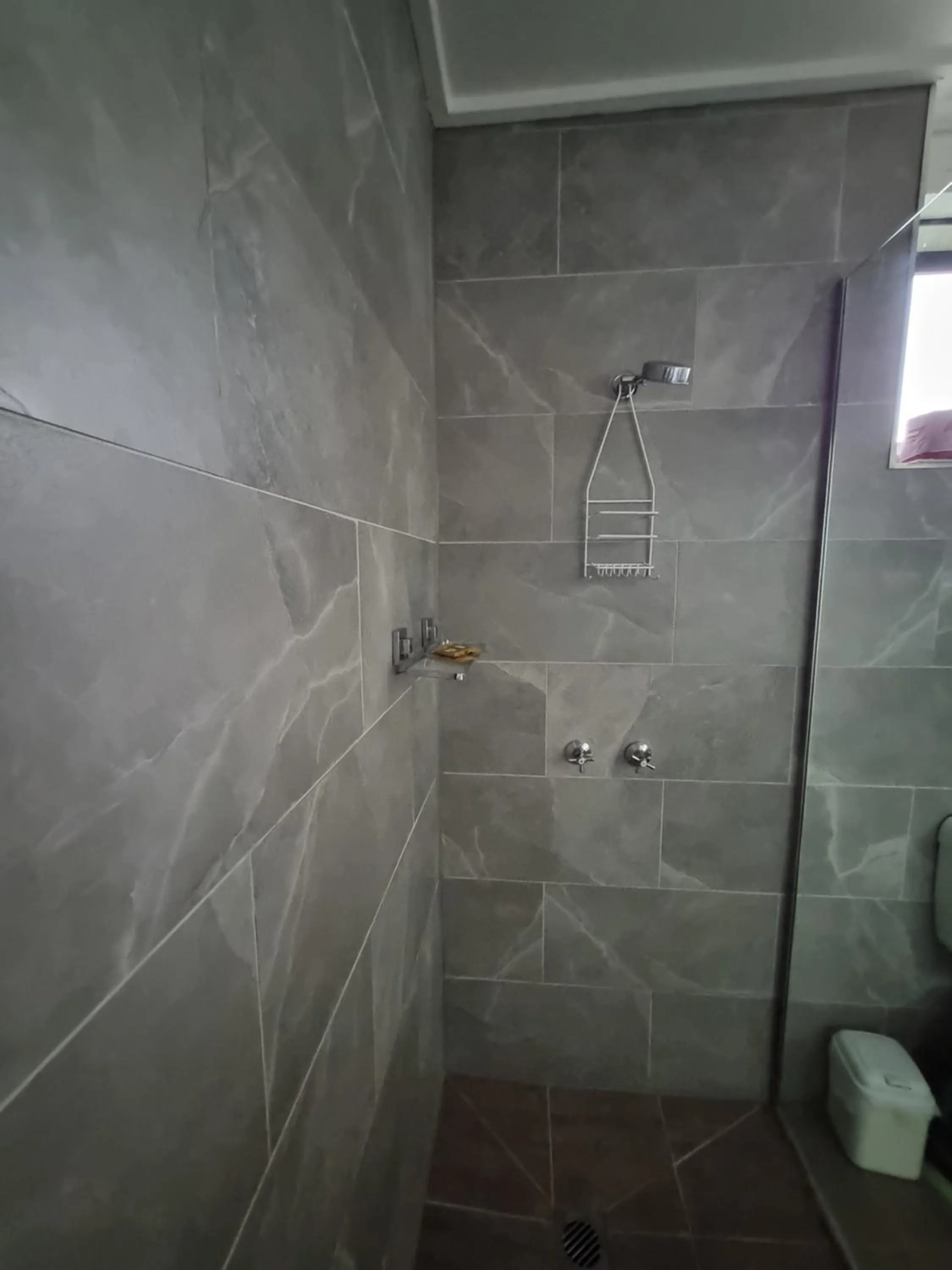 Shower in Bidgee Motor Inn