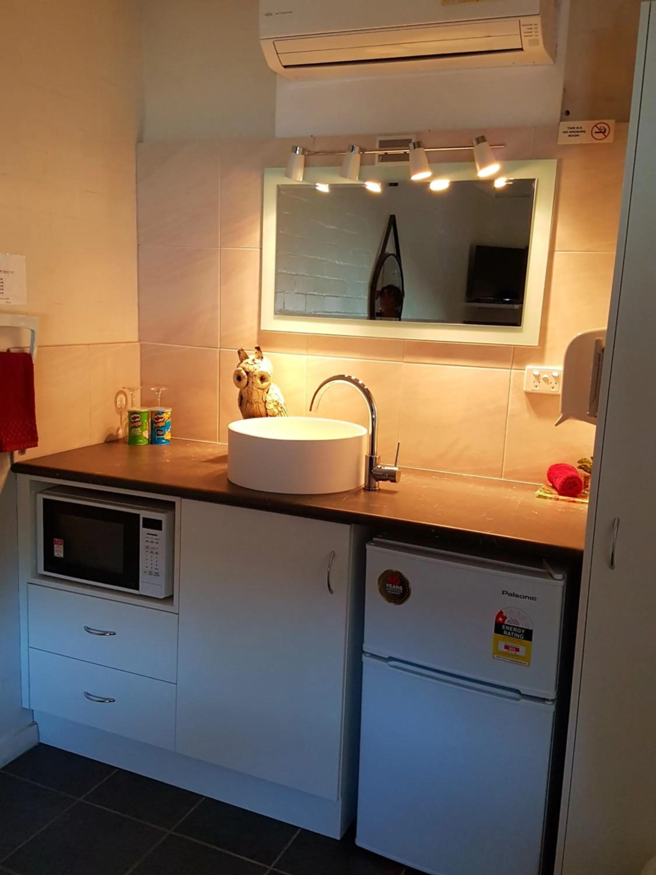 Bathroom in Bidgee Motor Inn