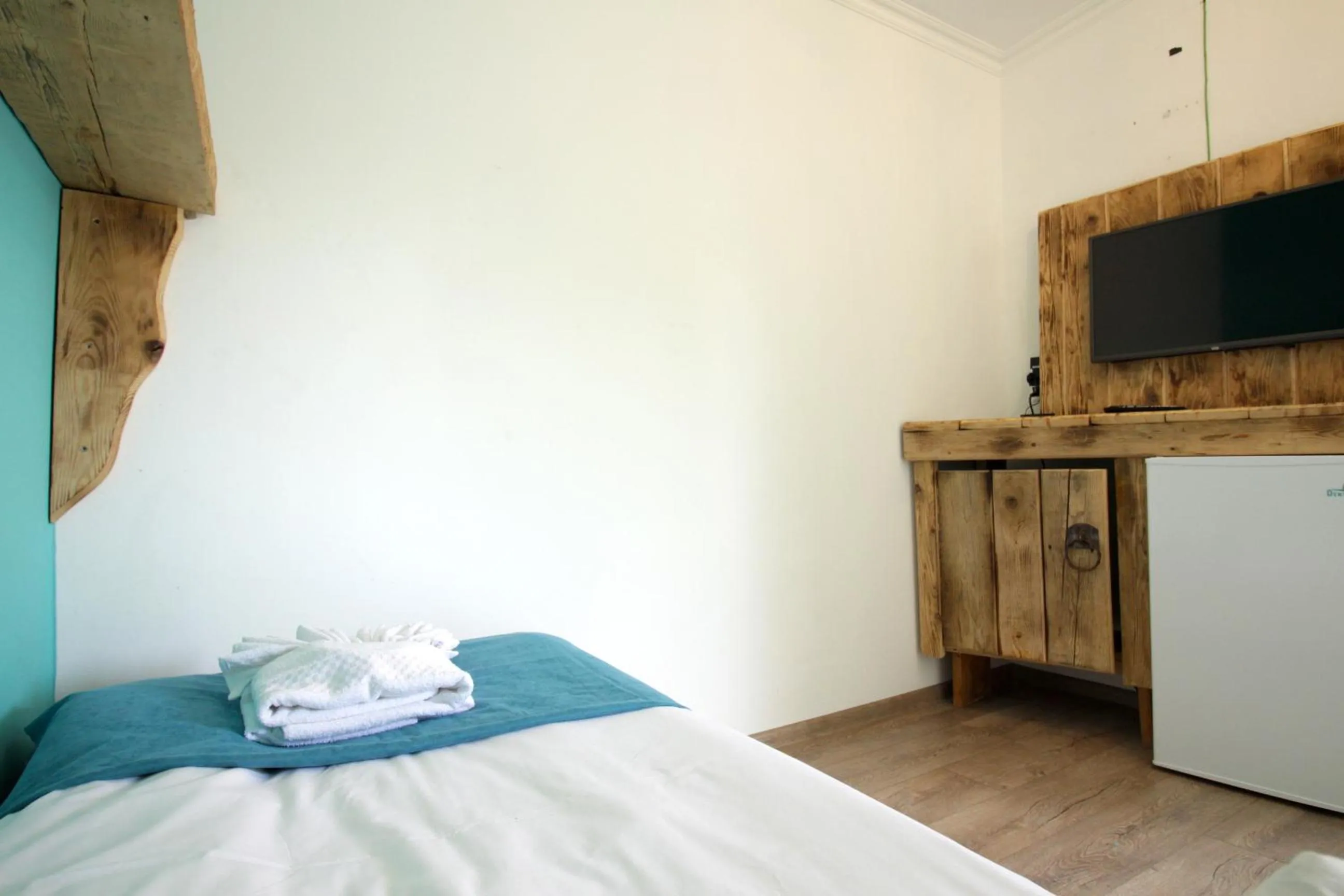 Shower, Bed in Insomnia