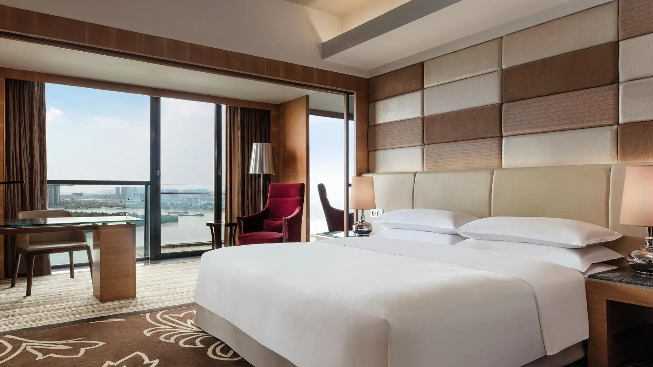 Bed in Sheraton Shunde Hotel