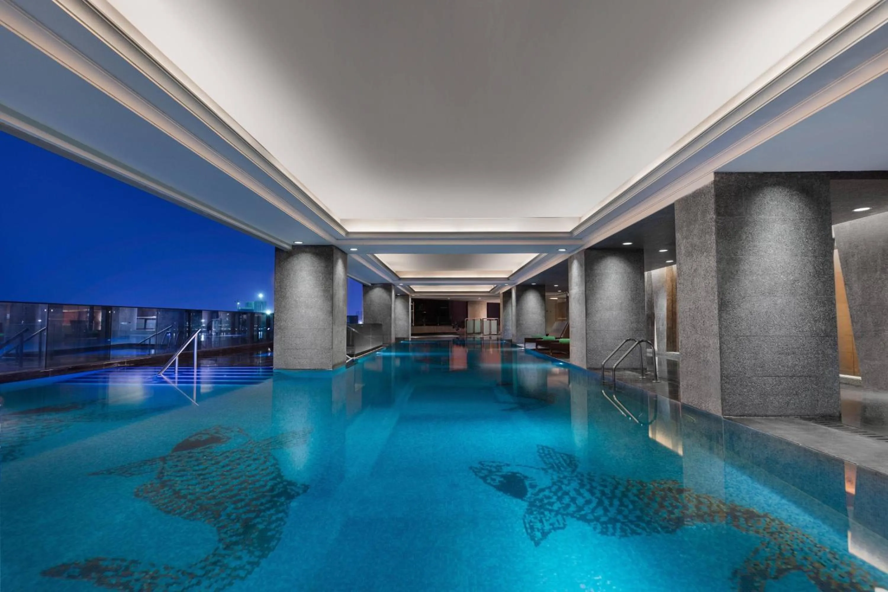 Swimming pool in Sheraton Shunde Hotel