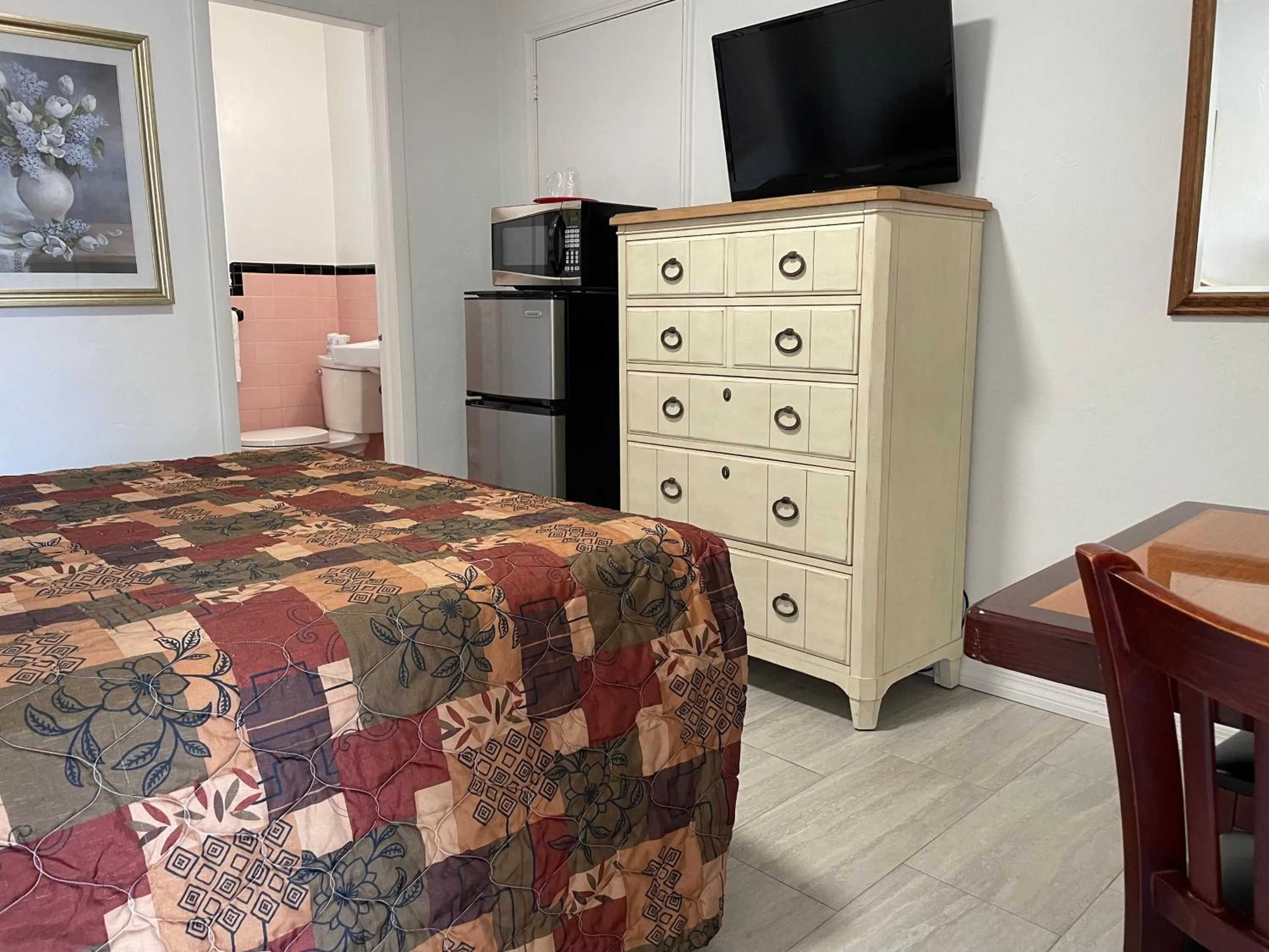 Bed in Shell Motel Hollywood