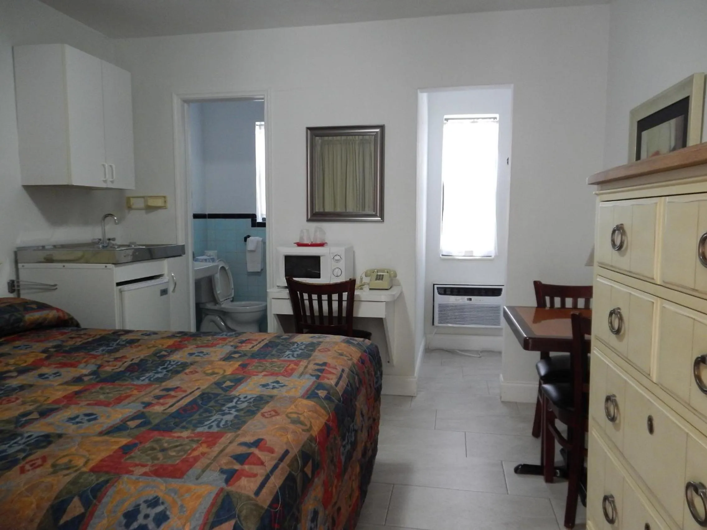 Bed in Shell Motel Hollywood