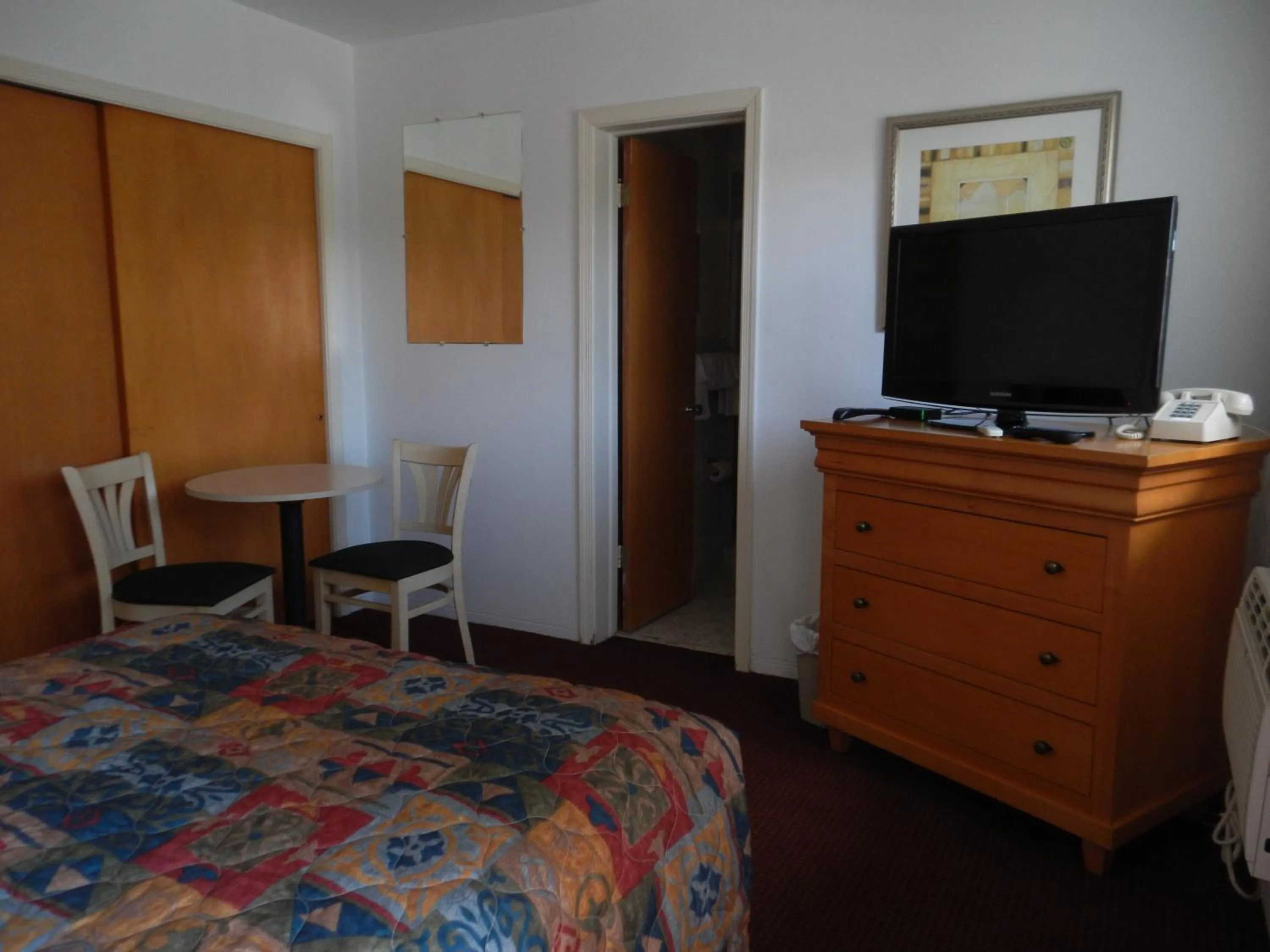 Bed in Shell Motel Hollywood