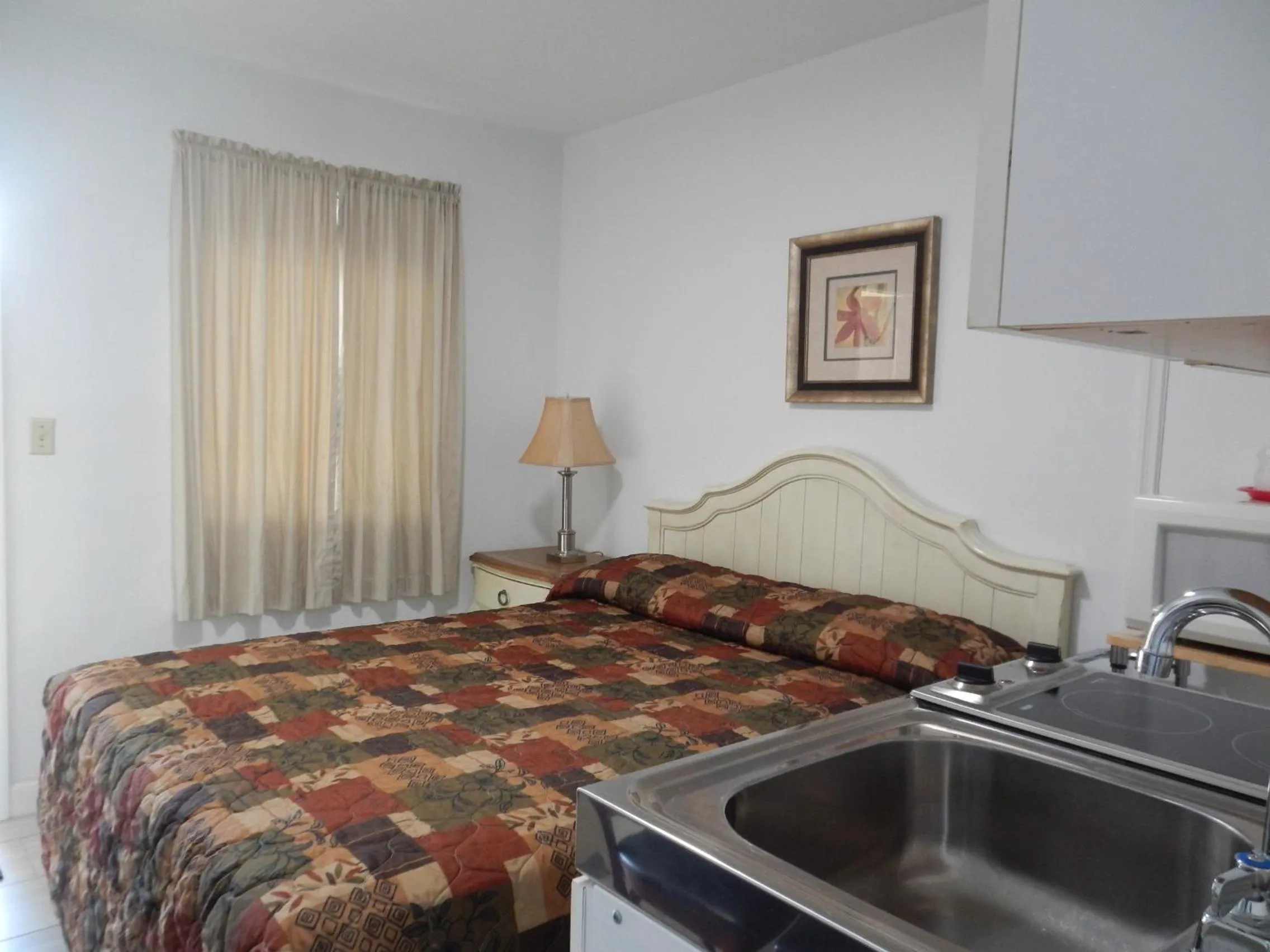 Bed in Shell Motel Hollywood