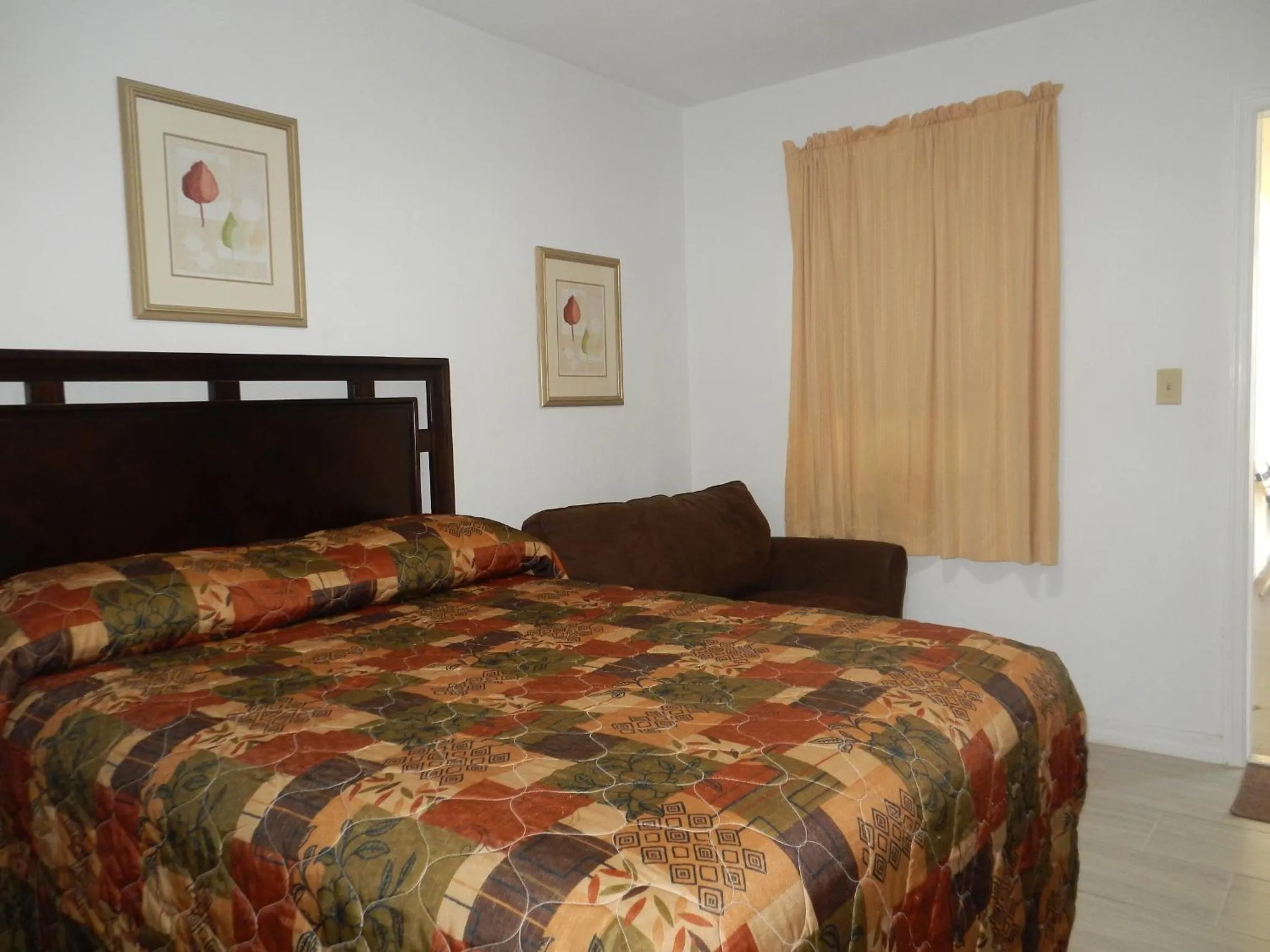 Bed in Shell Motel Hollywood