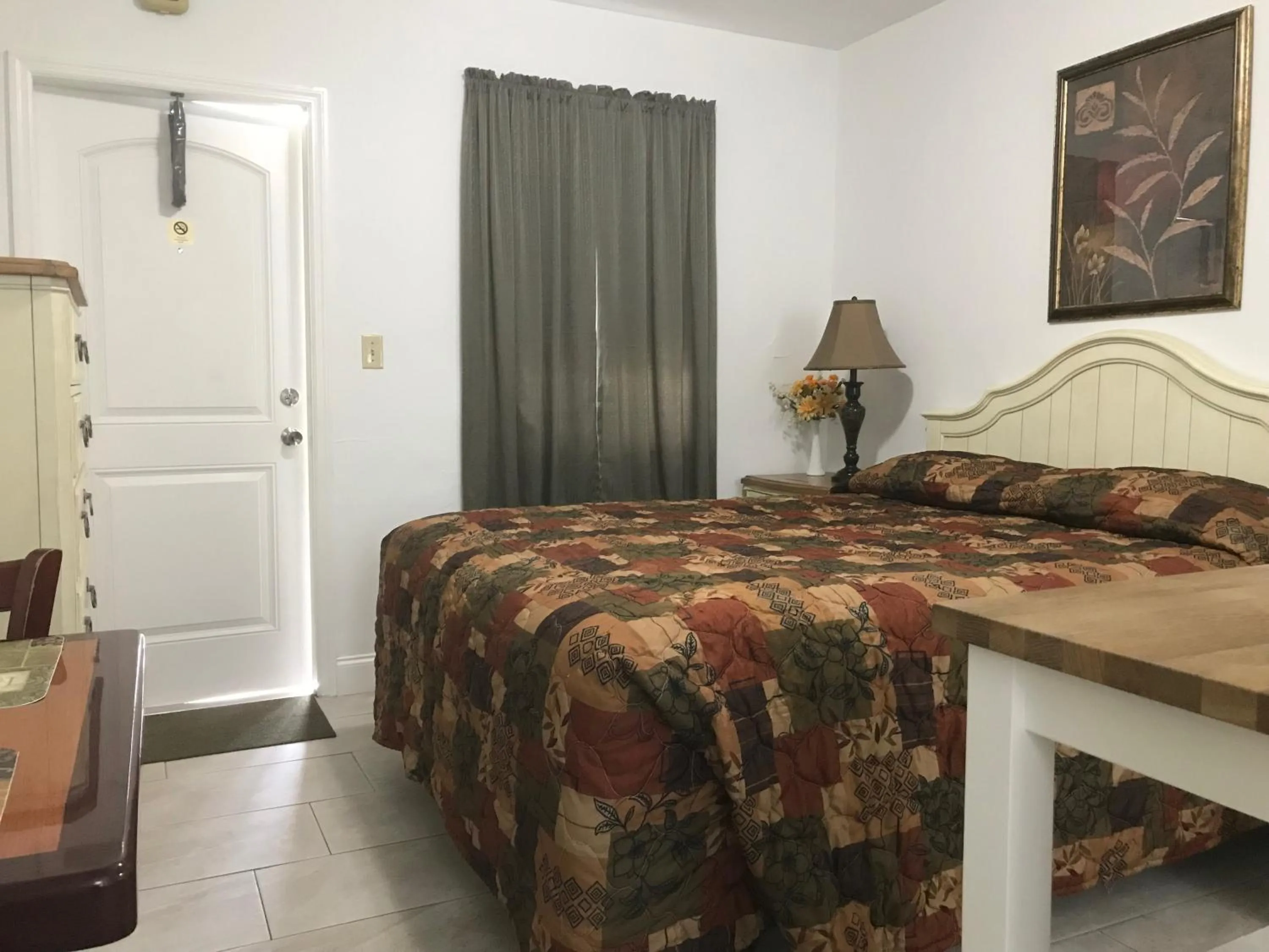 Bed in Shell Motel Hollywood