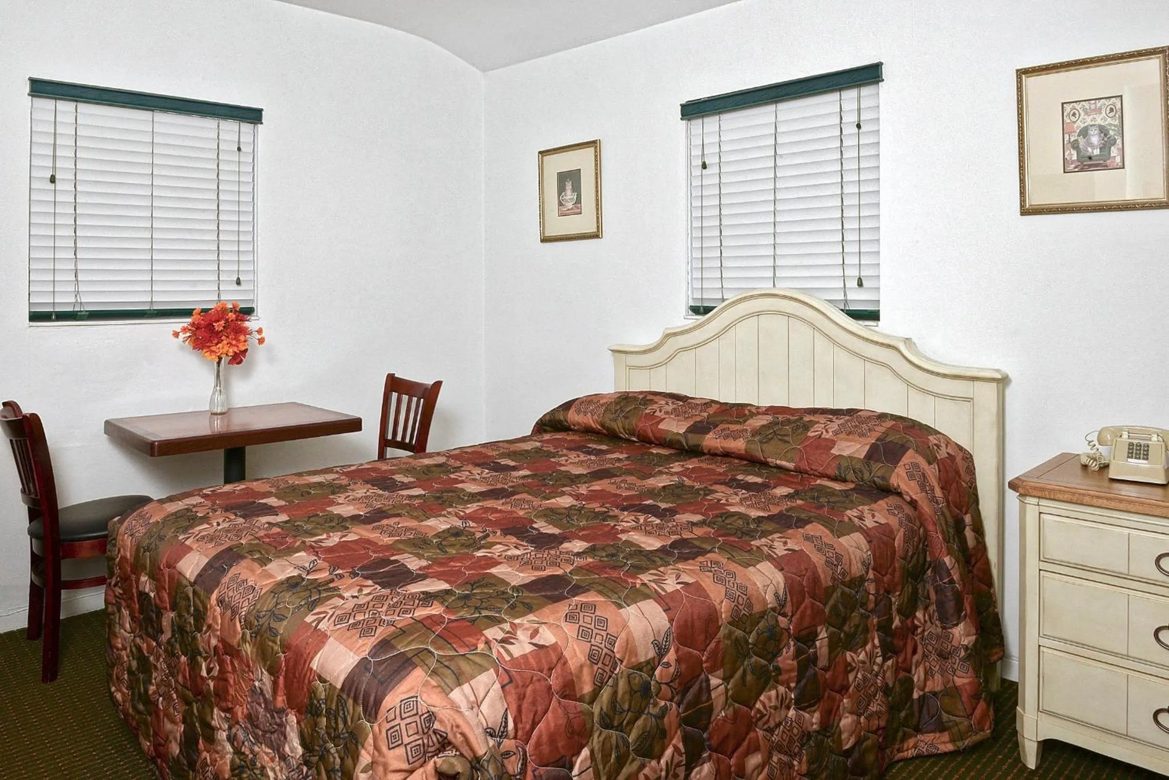 Bed in Shell Motel Hollywood