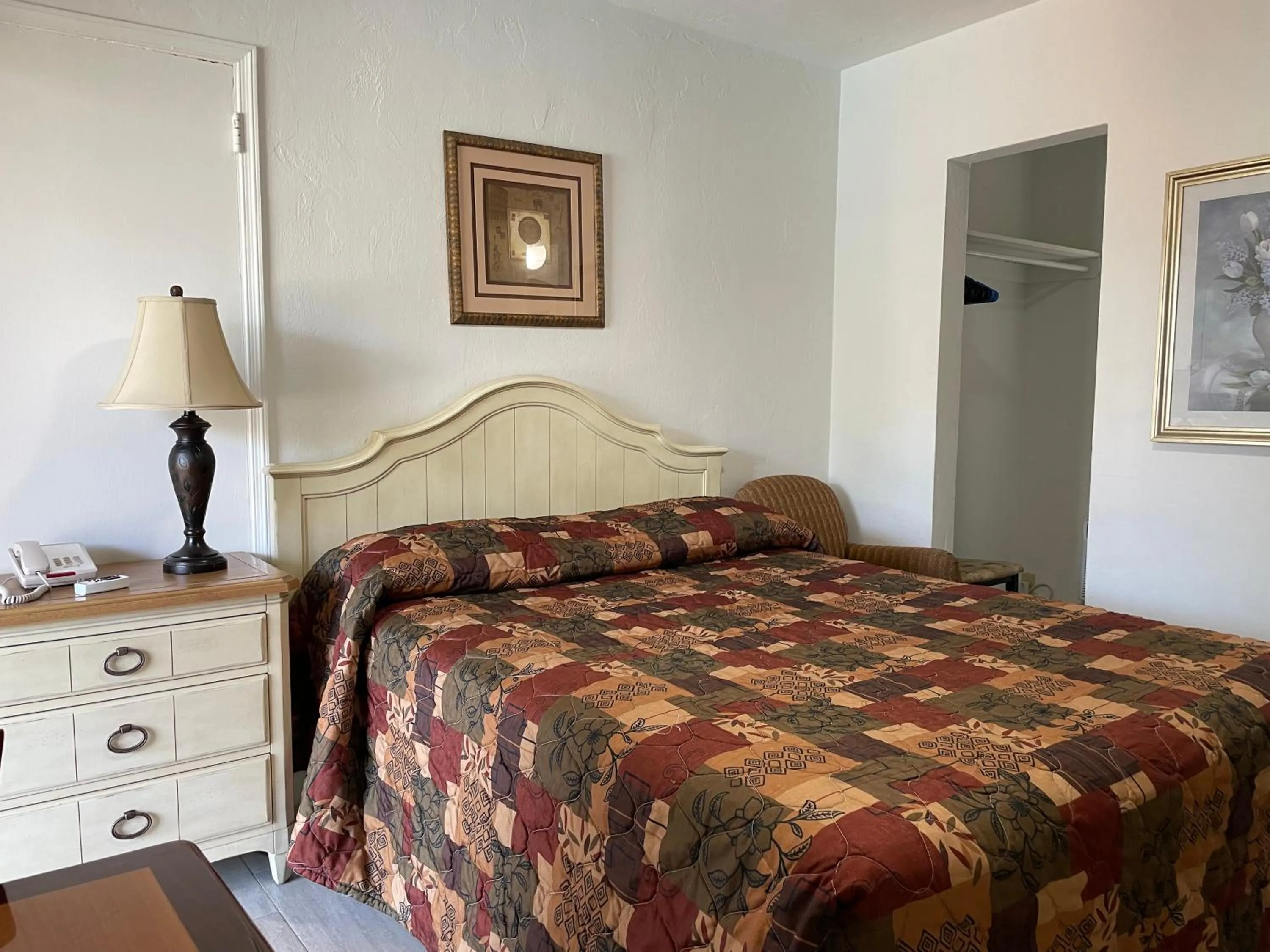 Bed in Shell Motel Hollywood