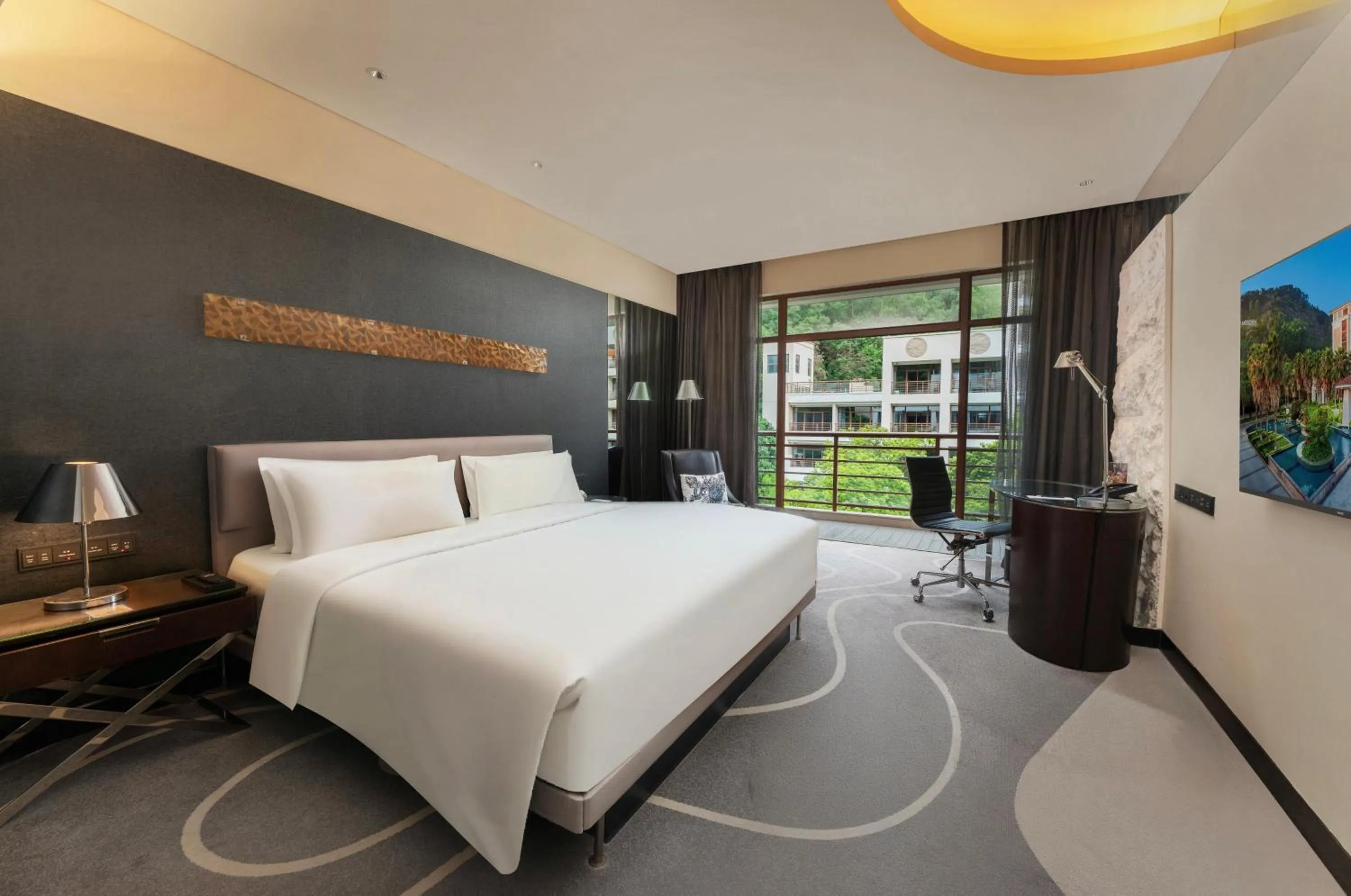 Photo of the whole room, Bed in Le Méridien Xiamen