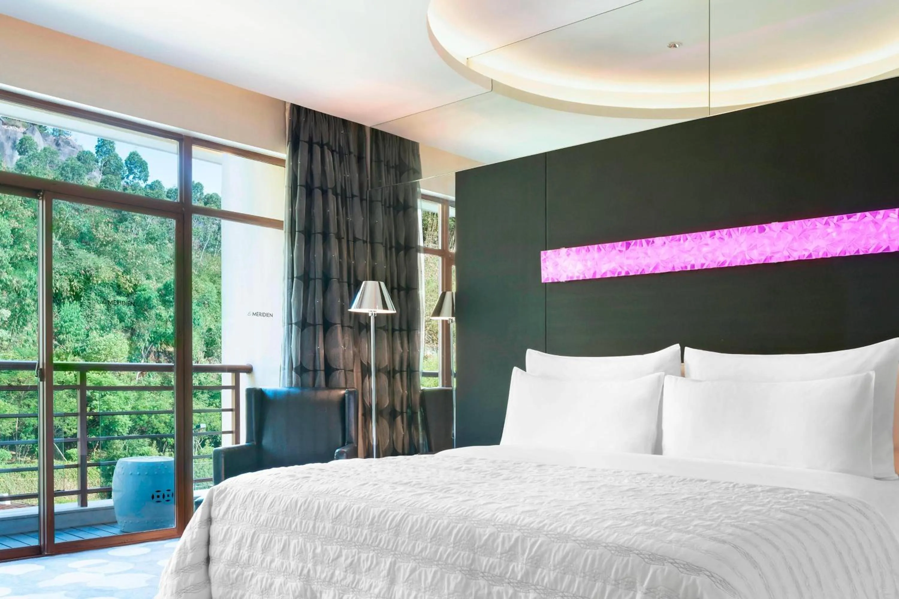 Photo of the whole room, Bed in Le Méridien Xiamen