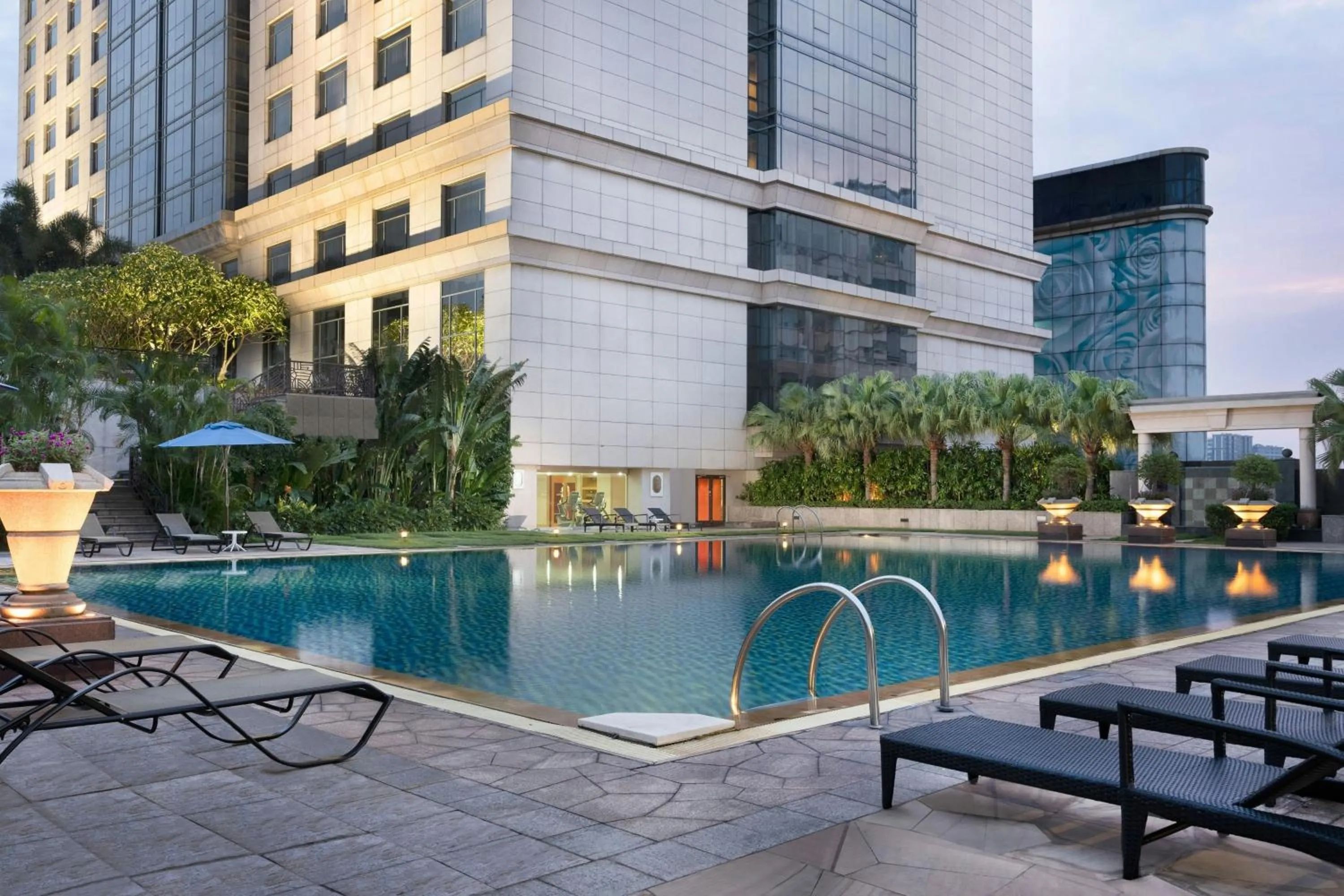 Swimming pool in Sheraton Dongguan Hotel