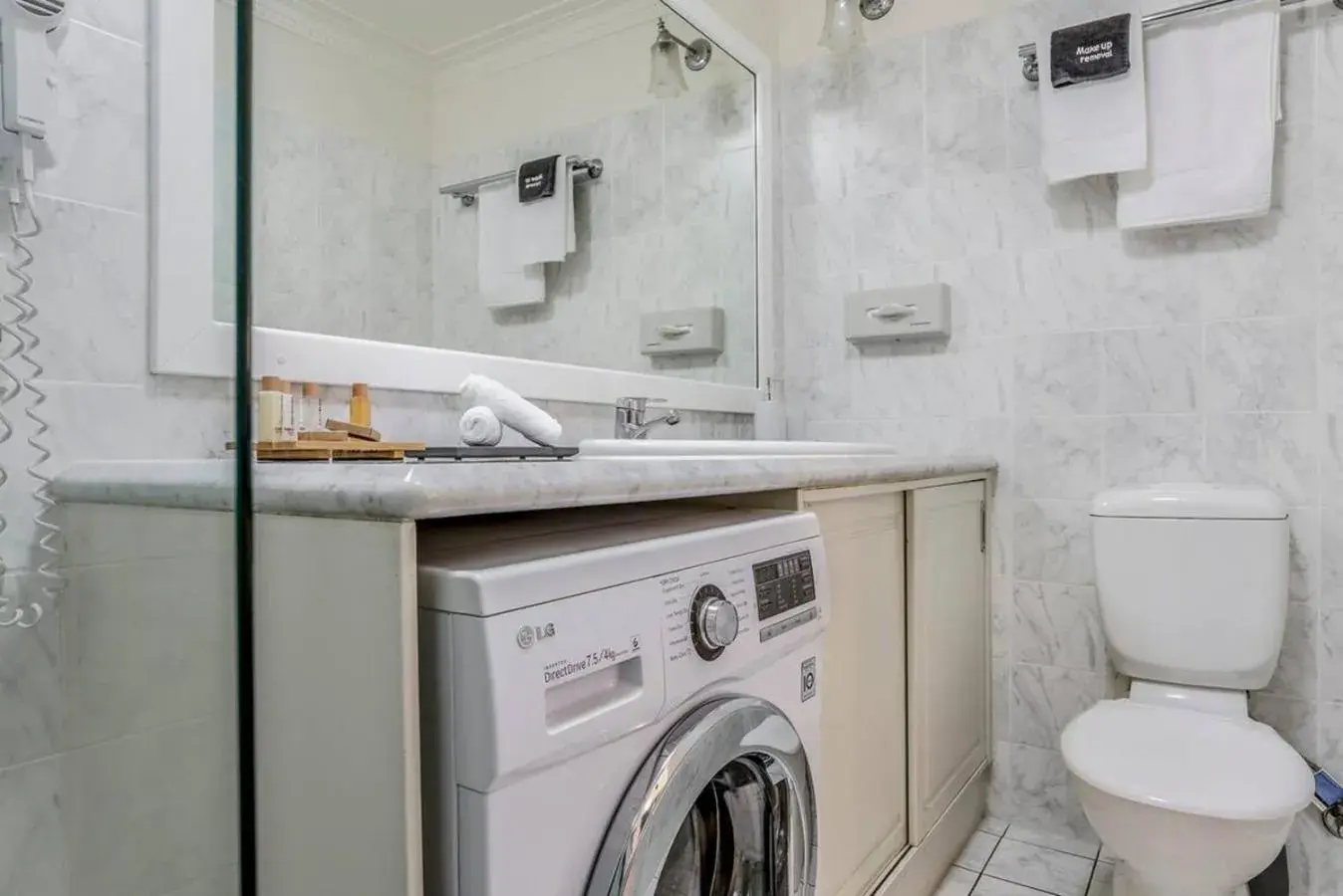 Toilet in Rothbury Hotel Toilet in Rothbury Hotel