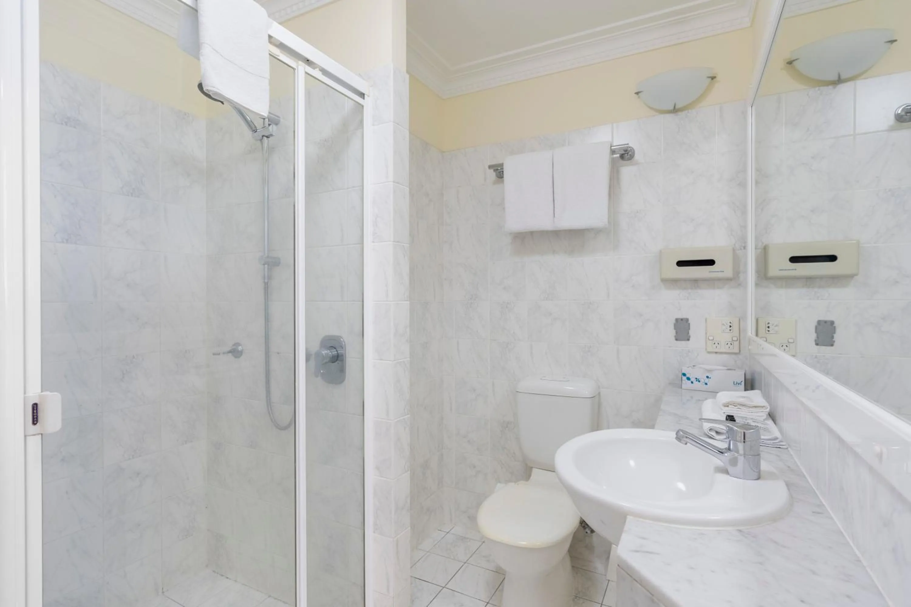 Shower in Rothbury Hotel