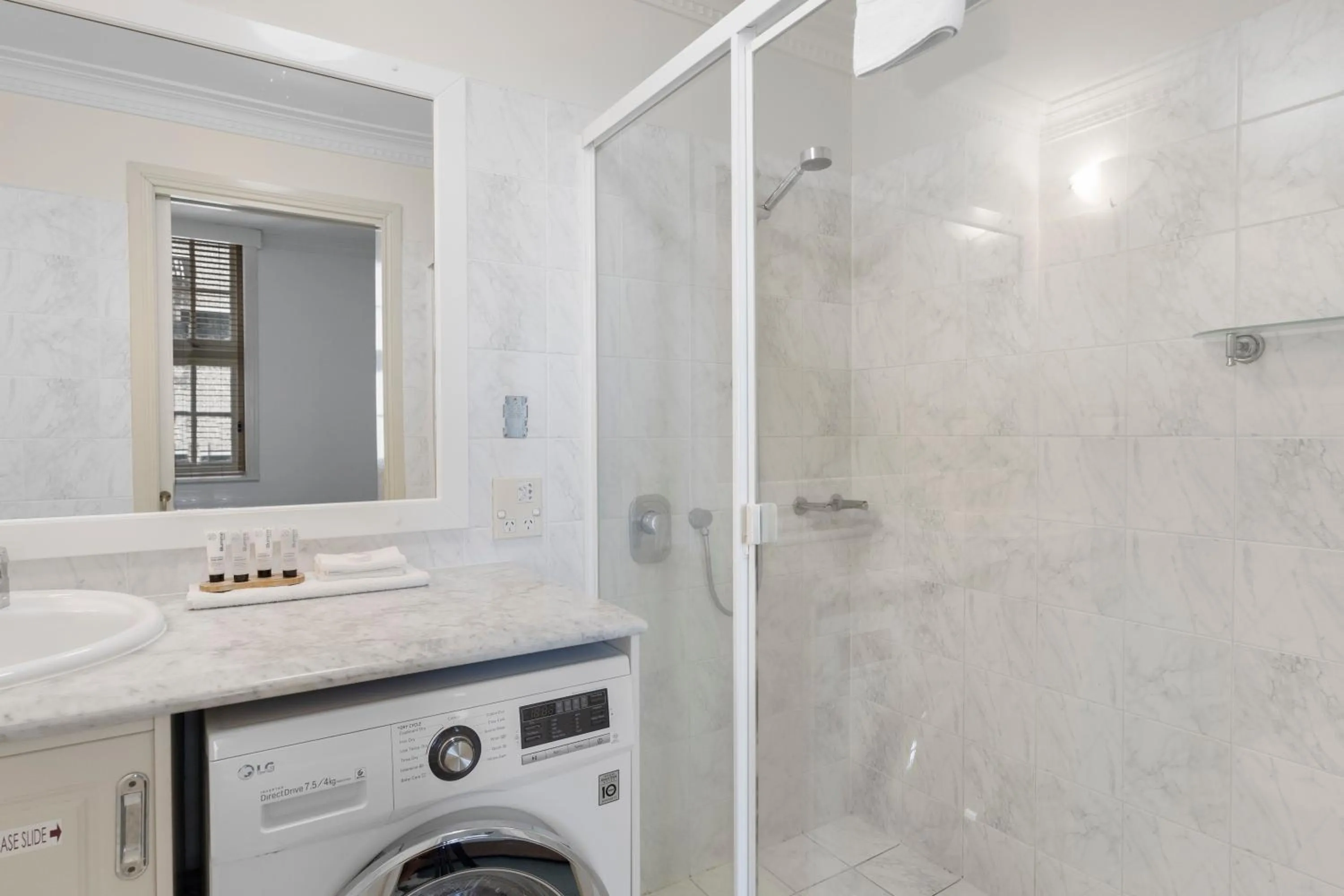 Shower in Rothbury Hotel