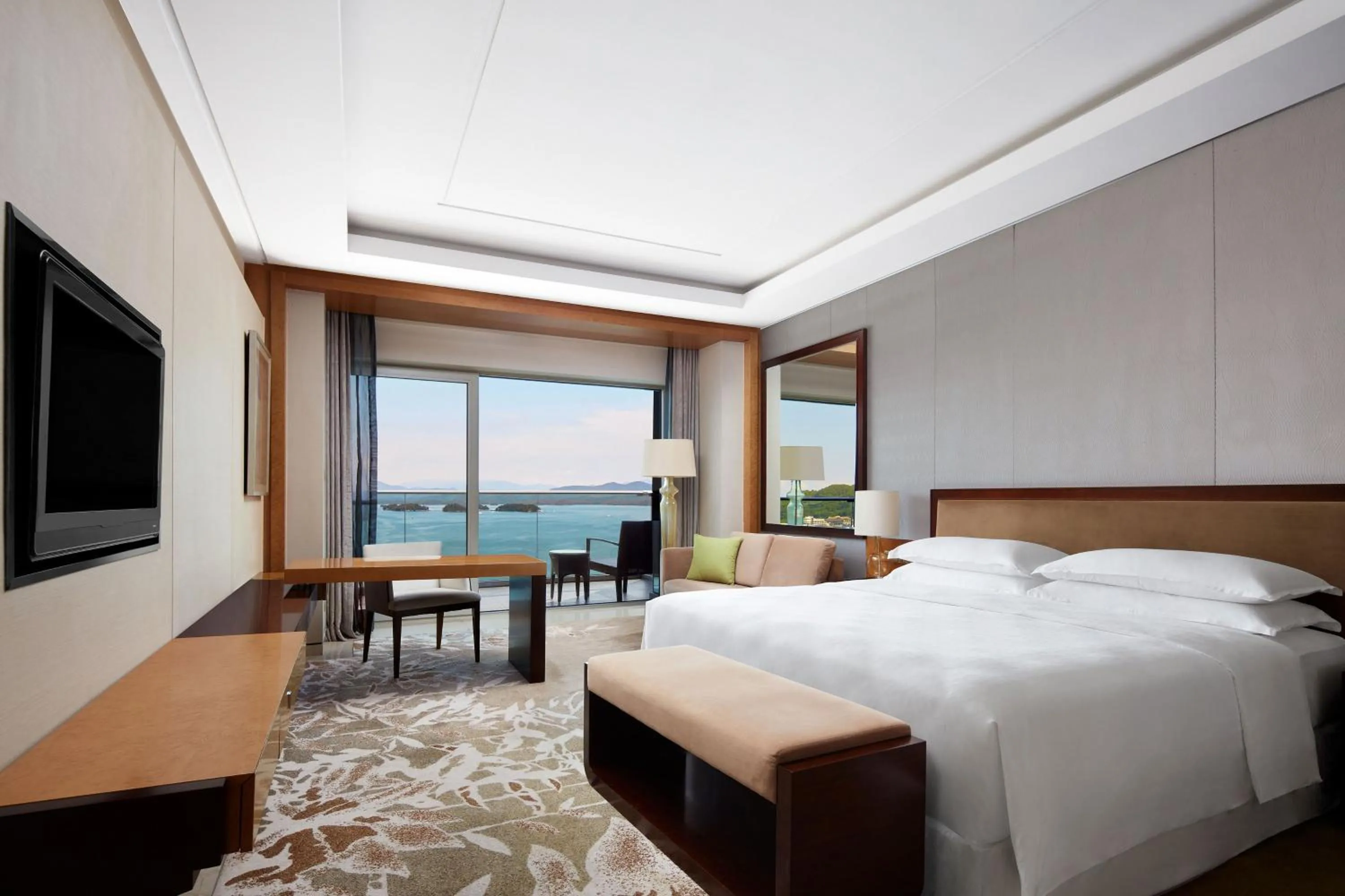 Photo of the whole room, Bed in Sheraton Qiandao Lake Resort