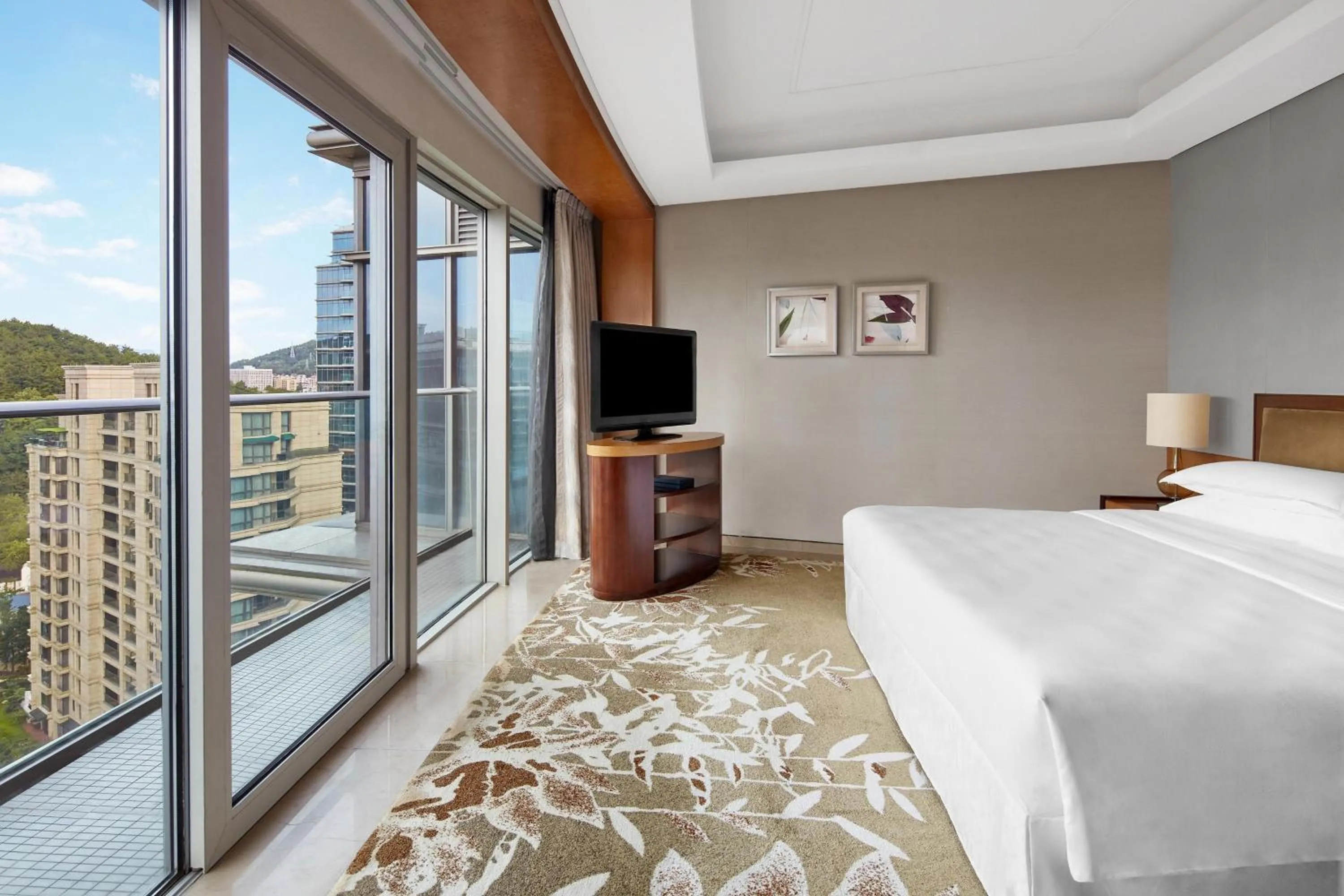 Photo of the whole room, Bed in Sheraton Qiandao Lake Resort