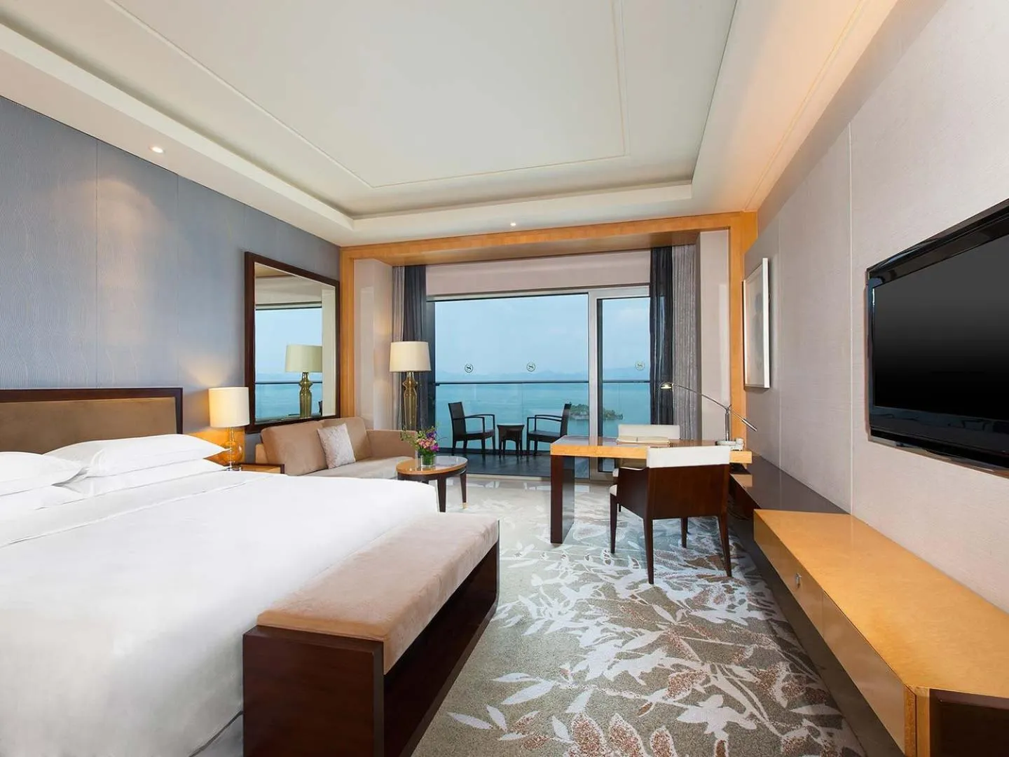 Photo of the whole room, Bed in Sheraton Qiandao Lake Resort