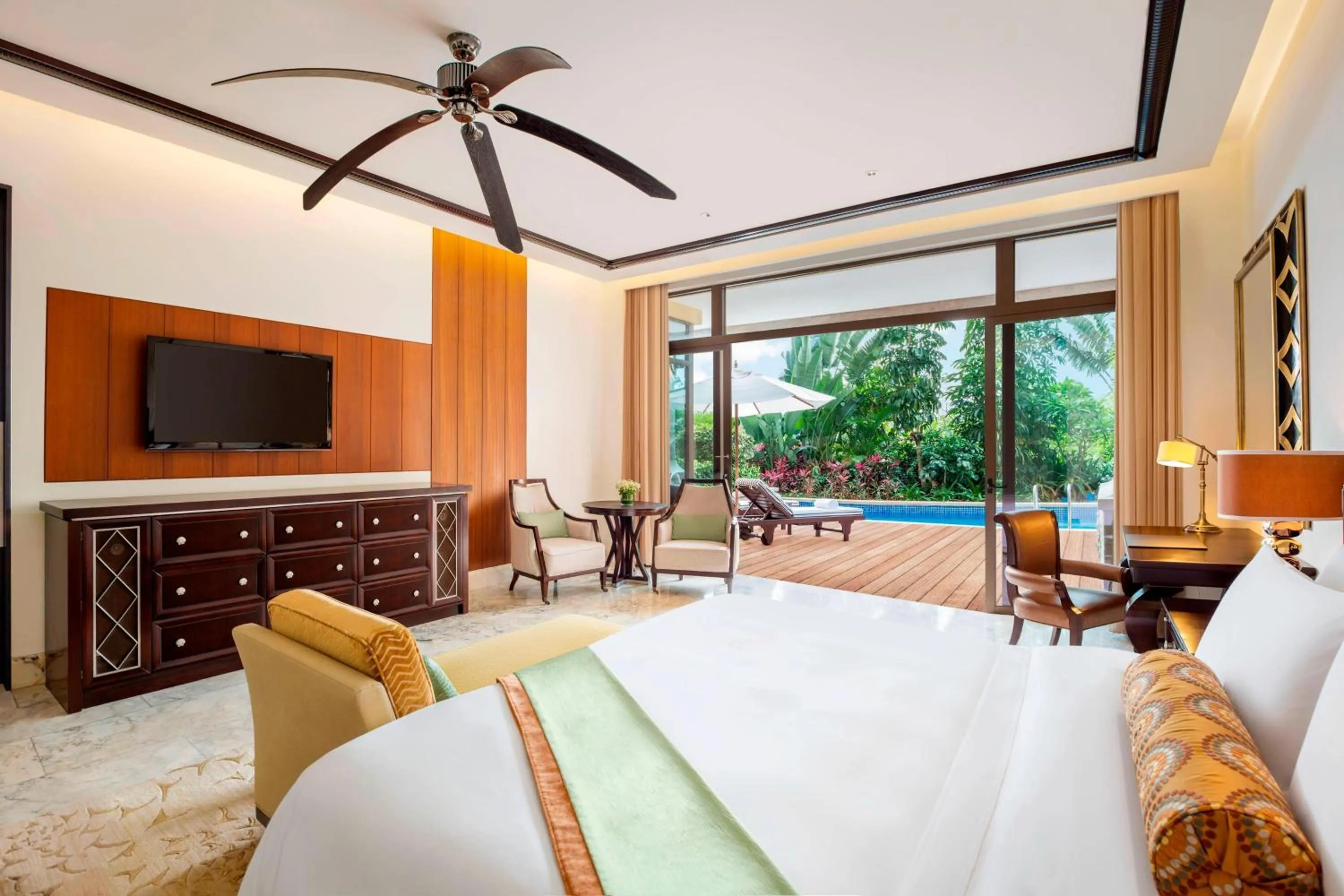 Photo of the whole room, Bed in The St. Regis Sanya Yalong Bay Resort