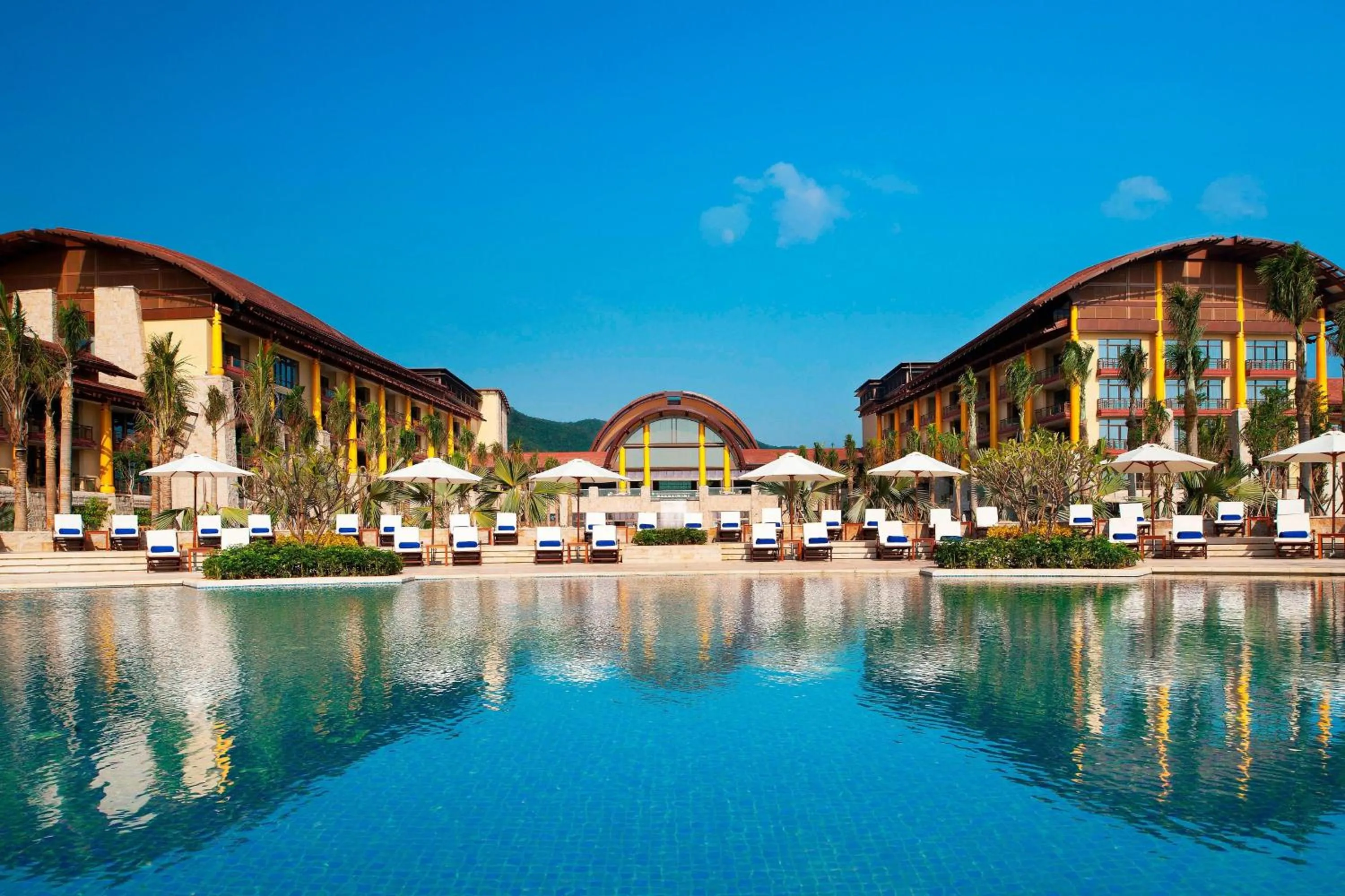 Swimming pool in The St. Regis Sanya Yalong Bay Resort