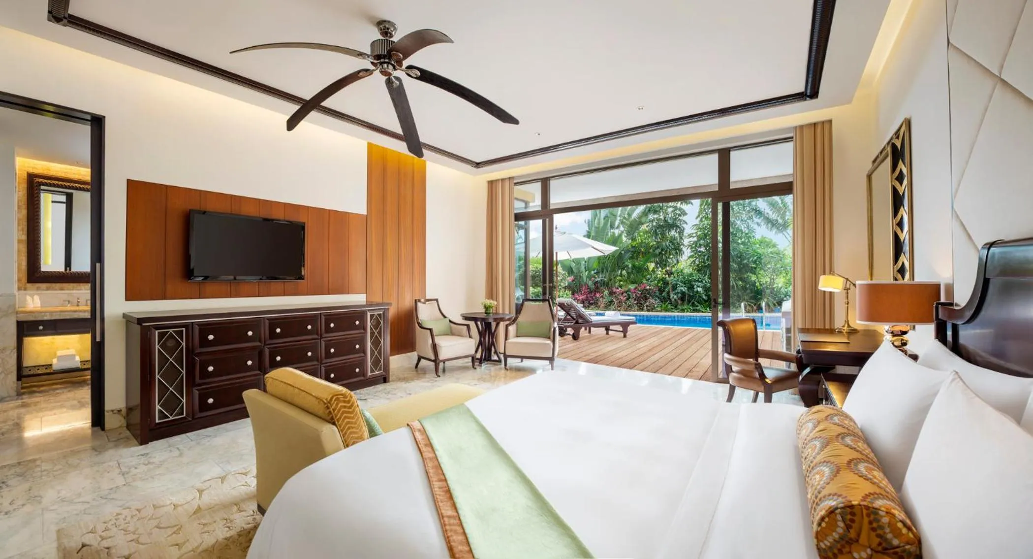 Bedroom in The St. Regis Sanya Yalong Bay Resort