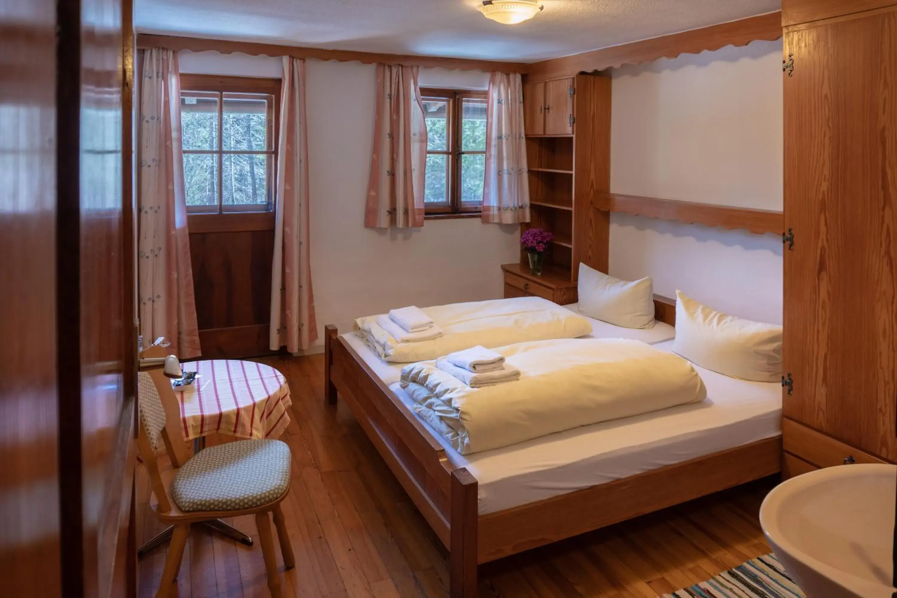 Double Room with Shared Bathroom in Hotel Restaurant Alatsee Double Room with Shared Bathroom in Hotel Restaurant Alatsee