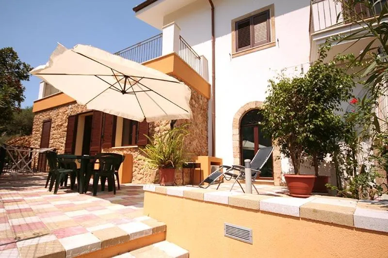 Inner courtyard view in Casale La Zagara