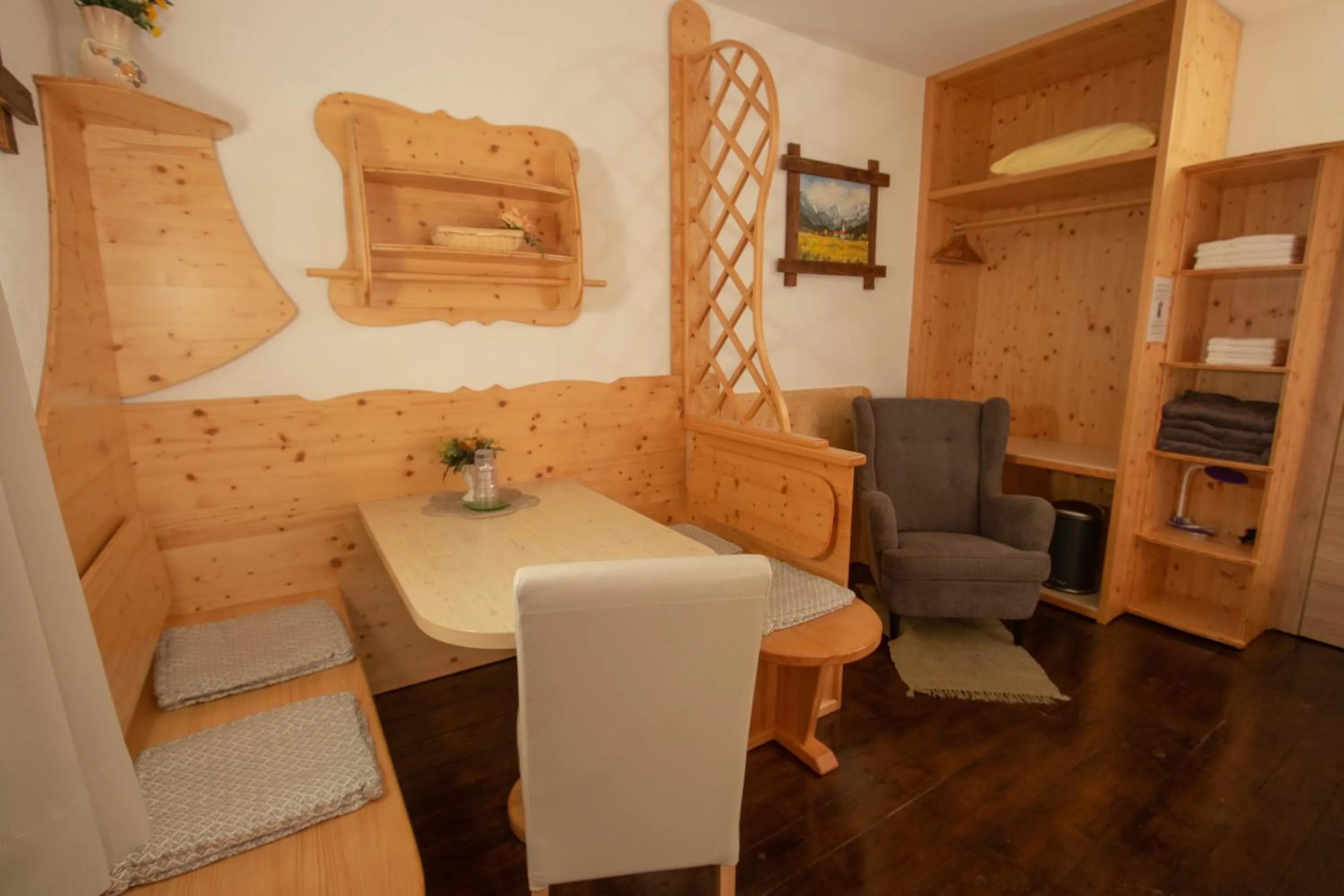 Seating area in Mama's House 7min from Airport