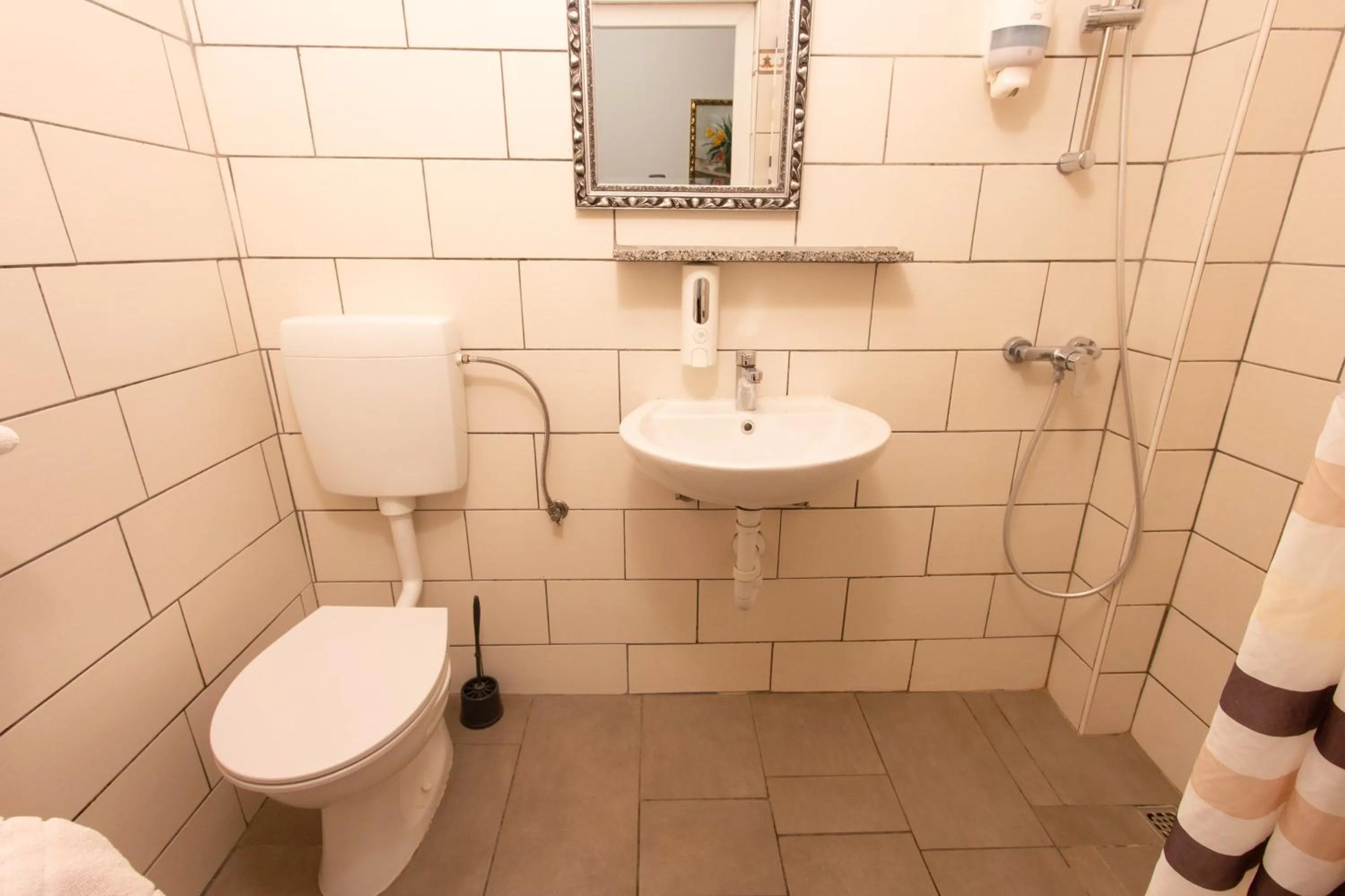 Bathroom in Mama's House 7min from Airport