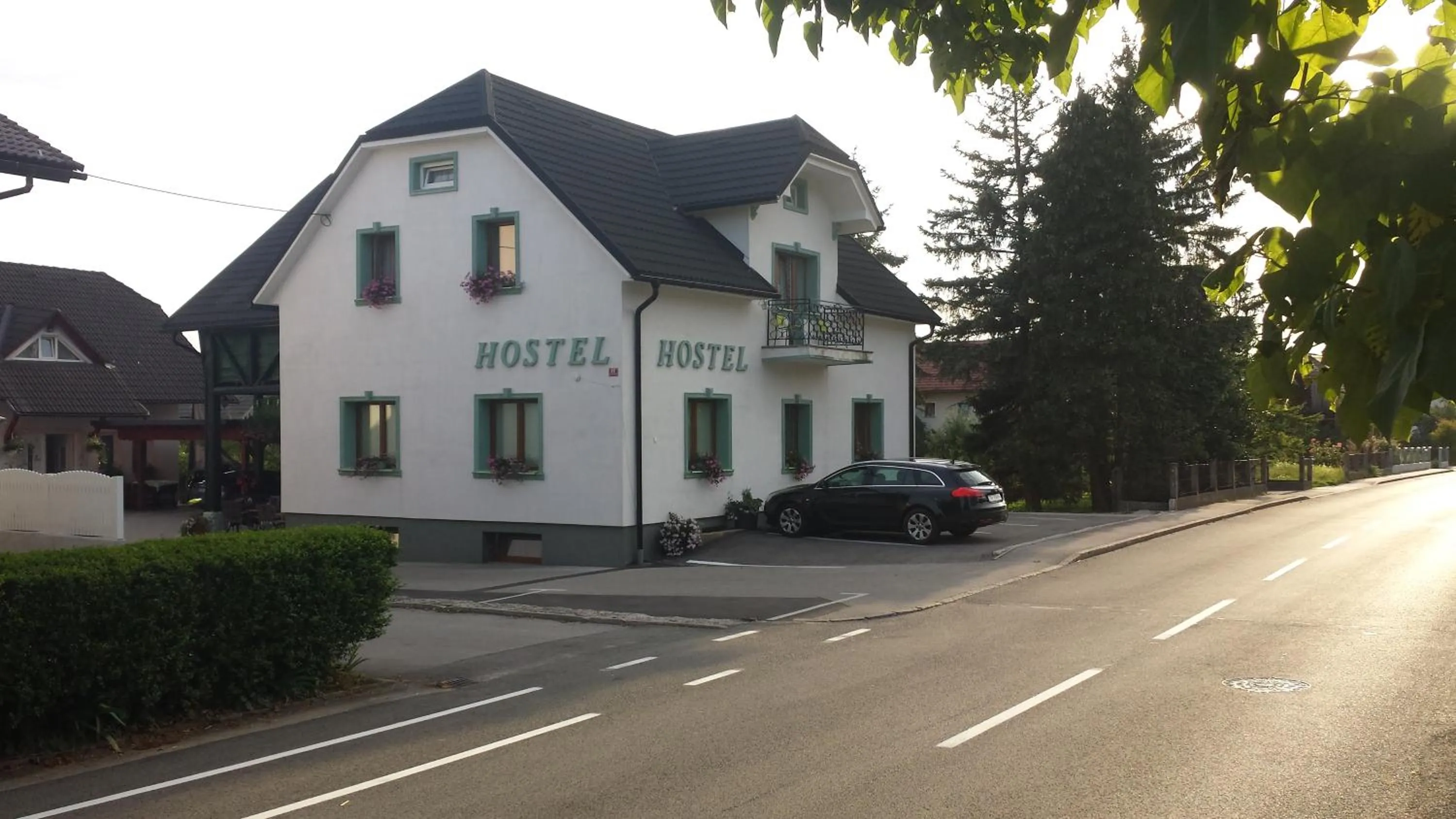 Facade/entrance in Mama's House 7min from Airport