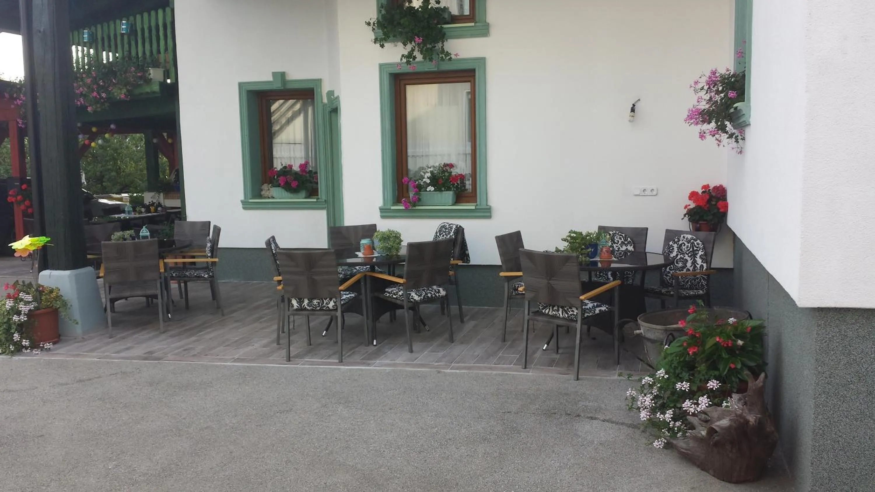 Patio in Mama's House 7min from Airport