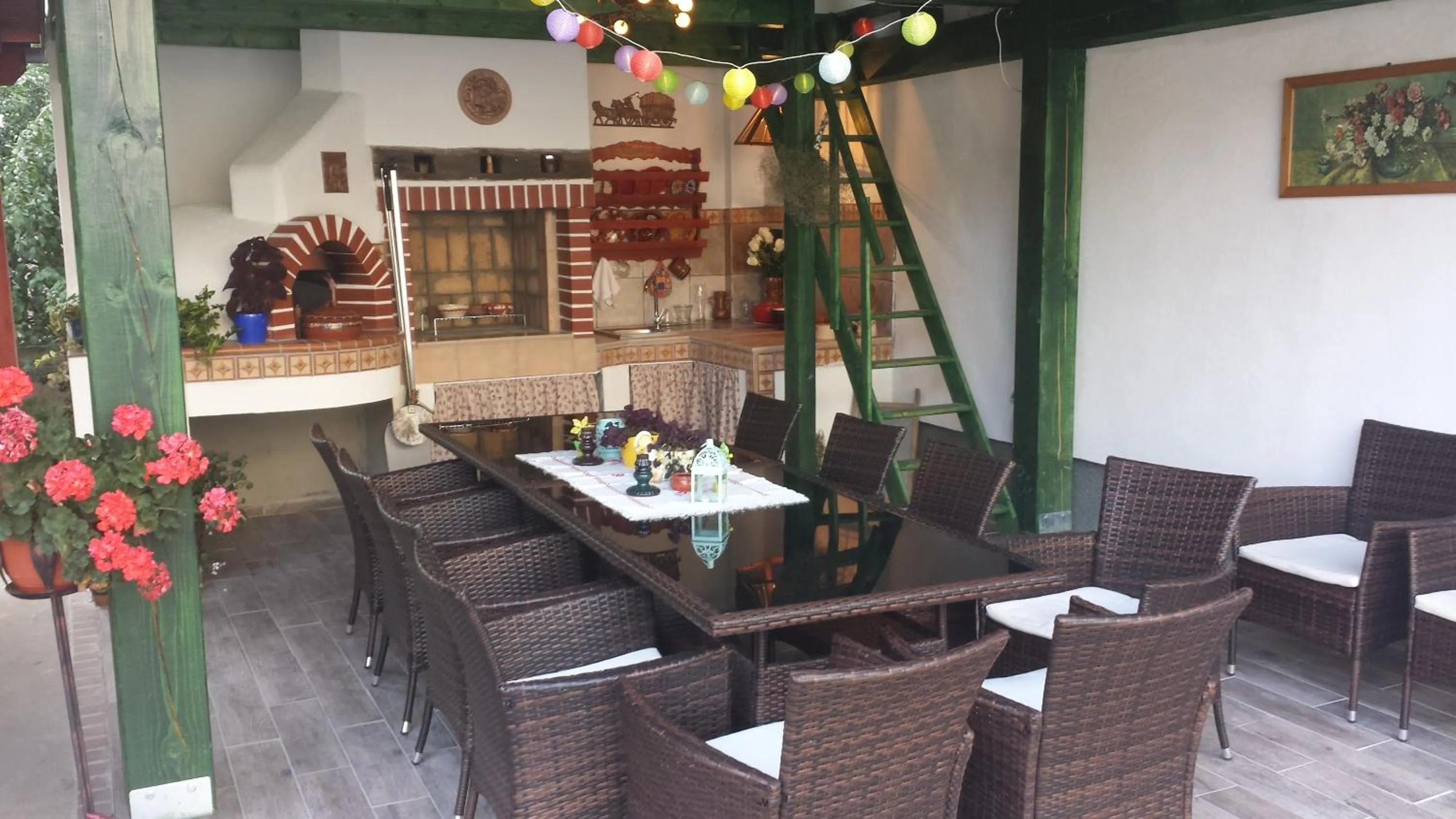 Patio in Mama's House 7min from Airport