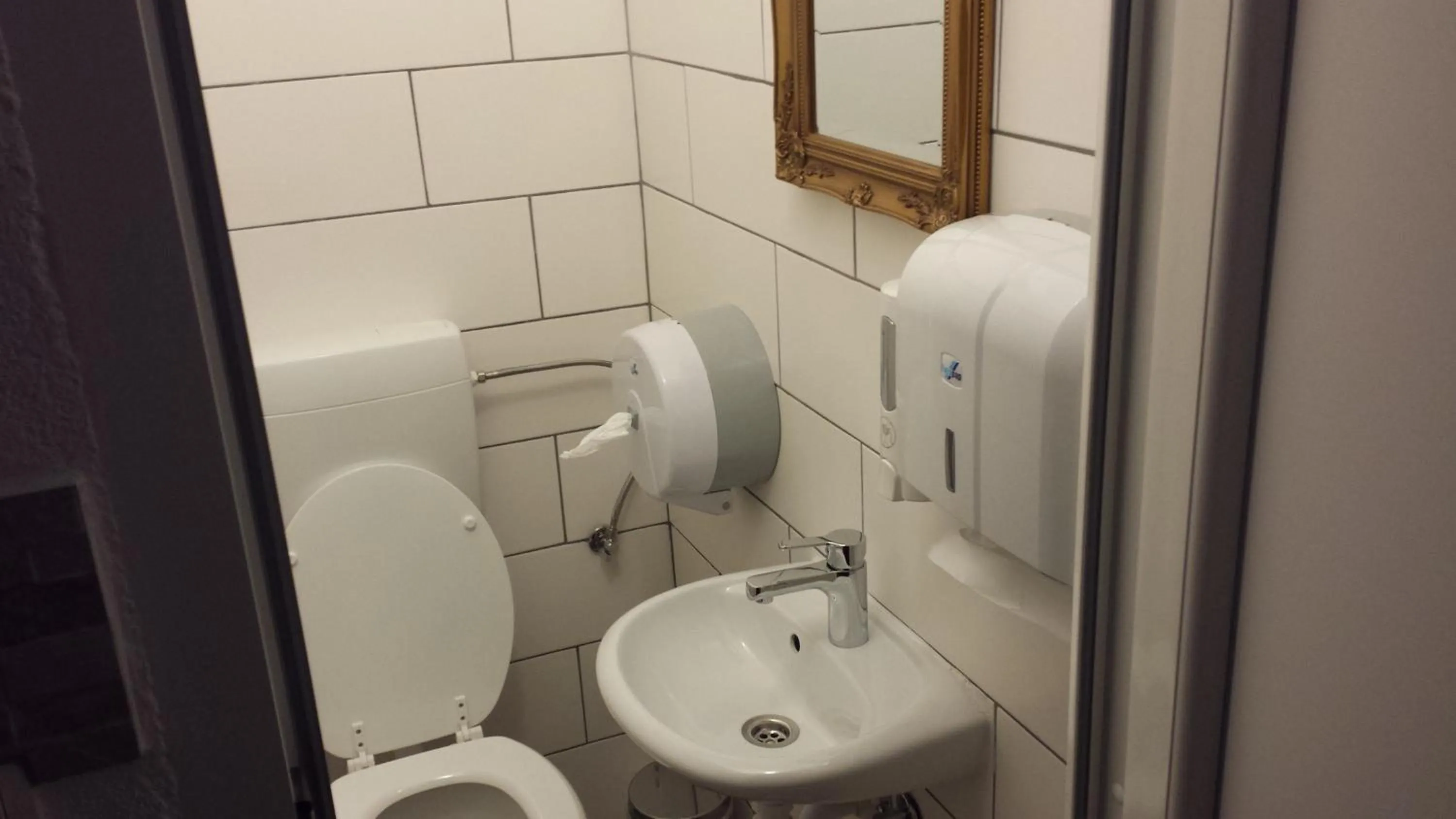 Toilet in Mama's House 7min from Airport