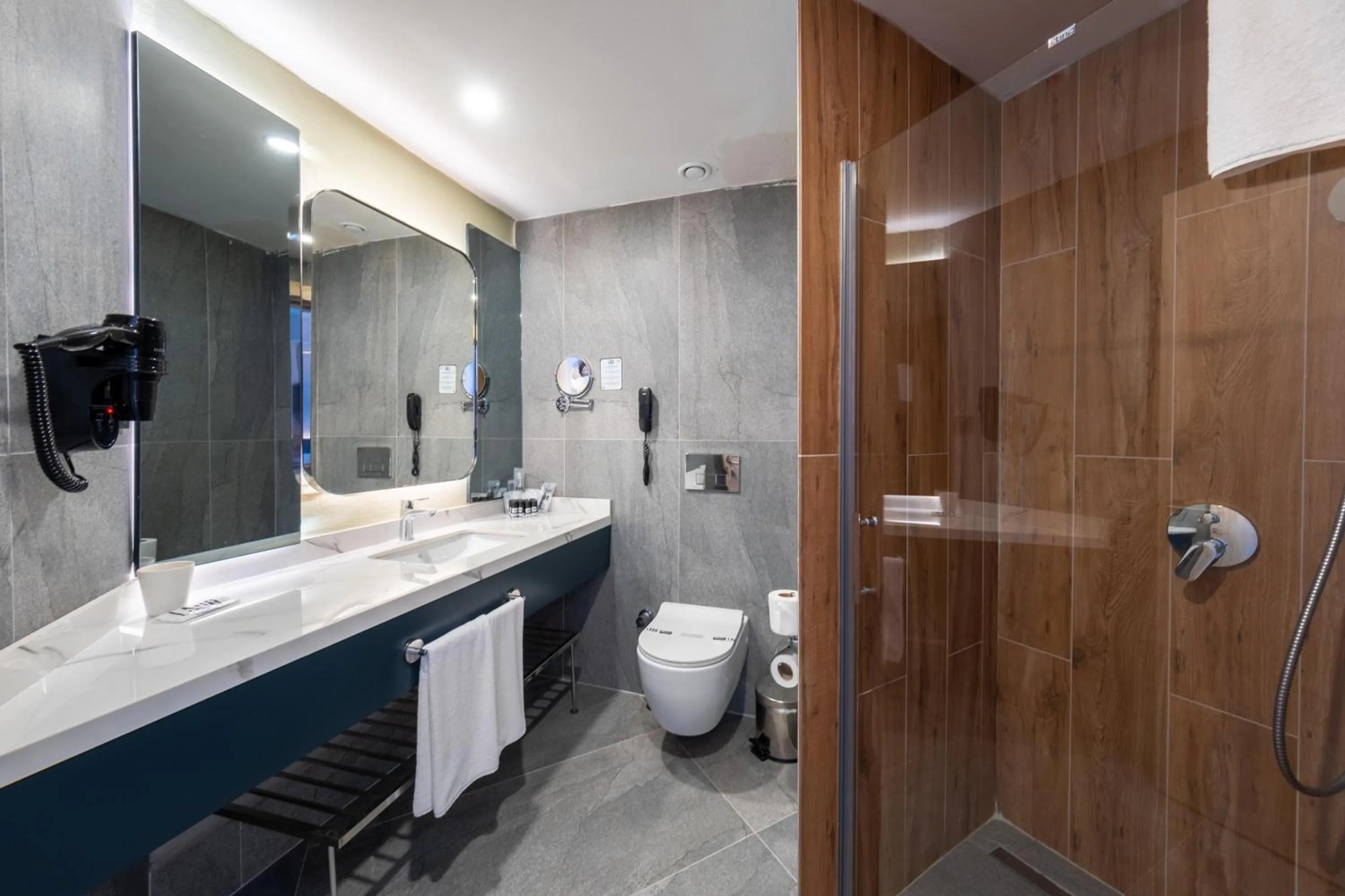 Bathroom in Lago Hotel