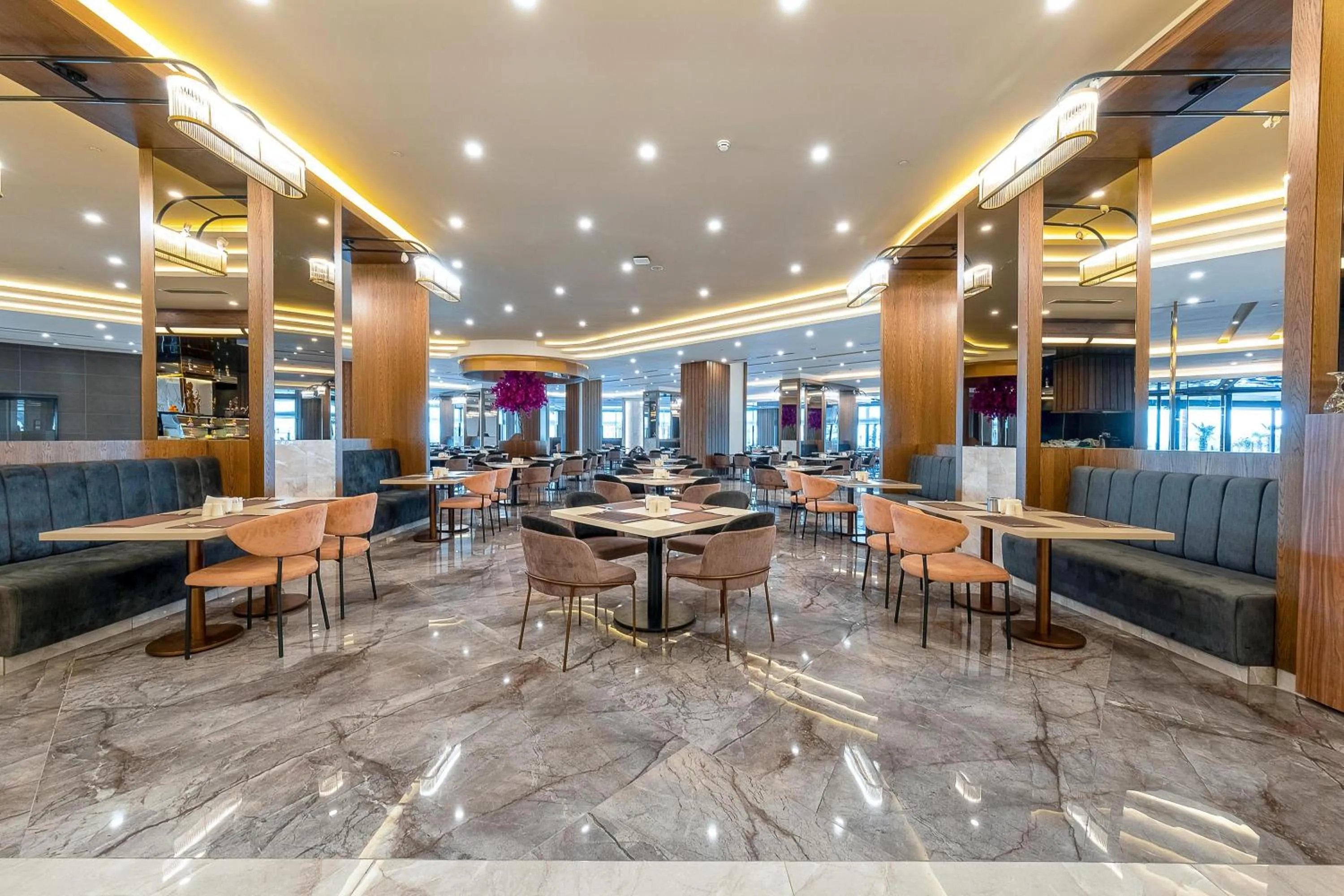 Restaurant/places to eat in Lago Hotel