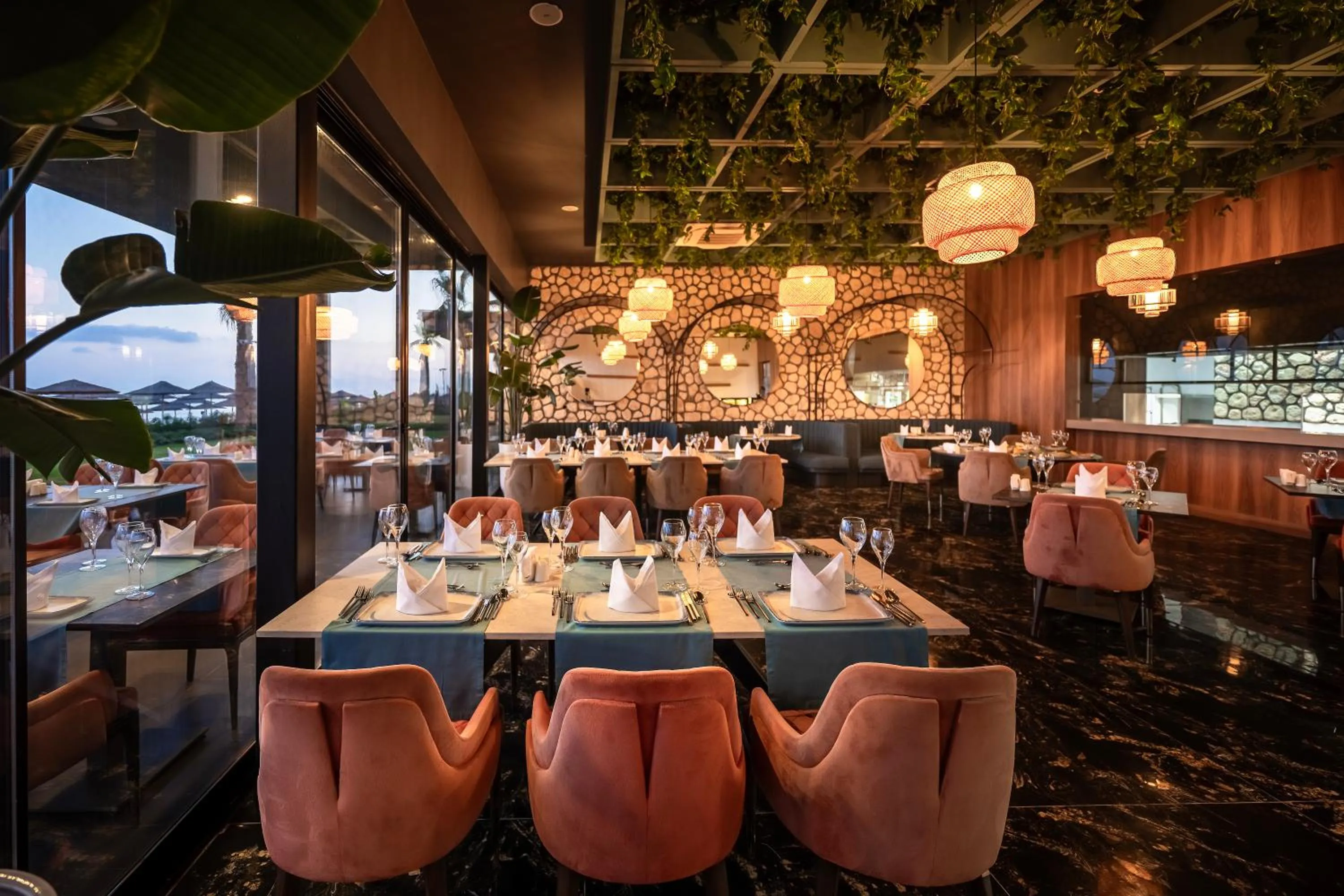 Restaurant/places to eat in Lago Hotel