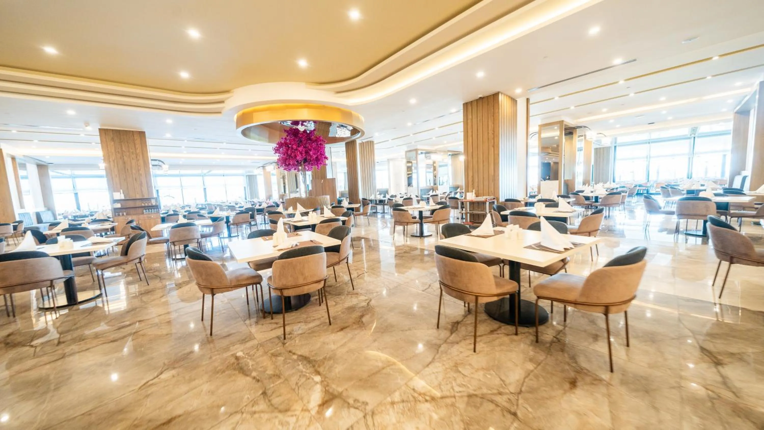 Restaurant/places to eat in Lago Hotel