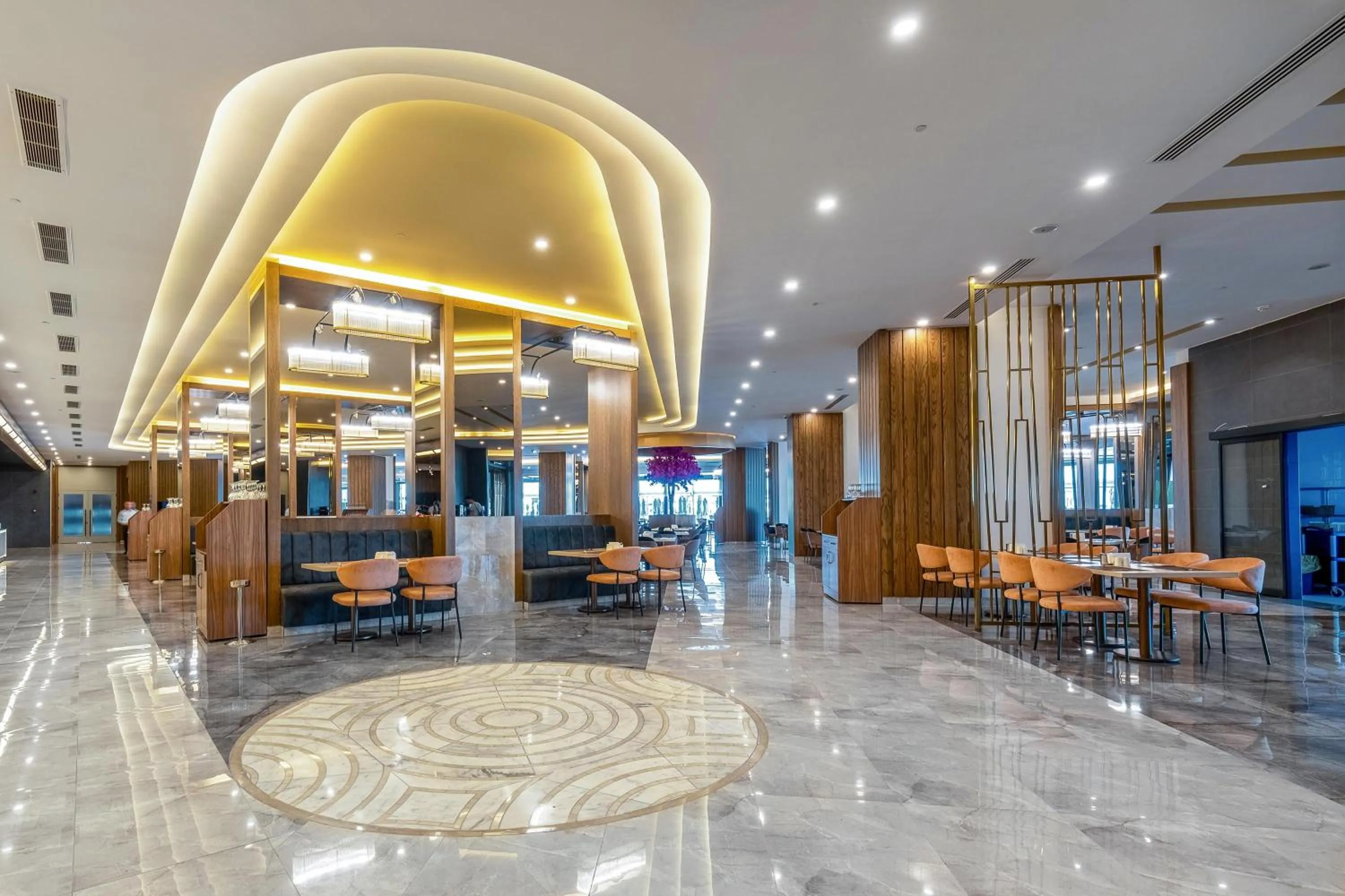 Restaurant/places to eat in Lago Hotel