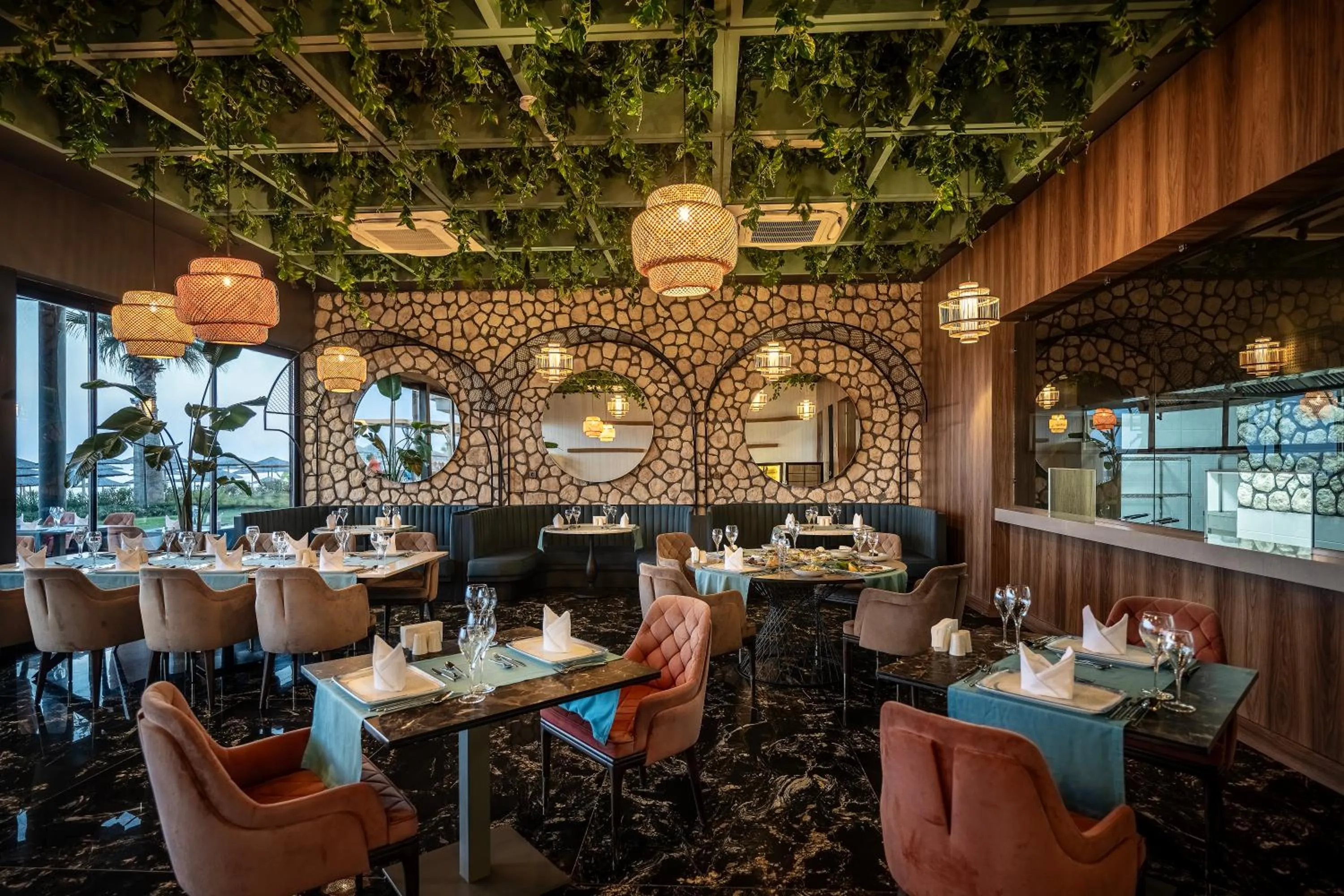 Restaurant/places to eat in Lago Hotel