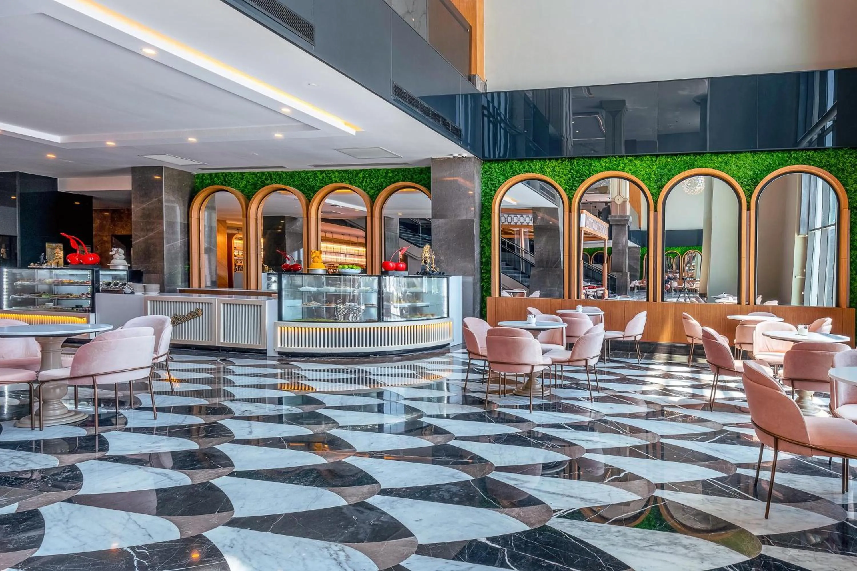 Restaurant/places to eat in Lago Hotel