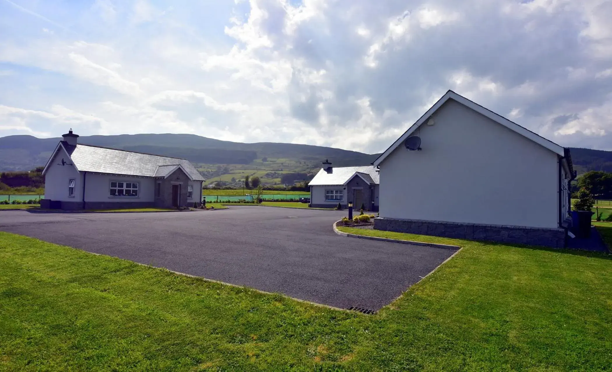 Property building in Clonlum Holiday Cottages Property building in Clonlum Holiday Cottages