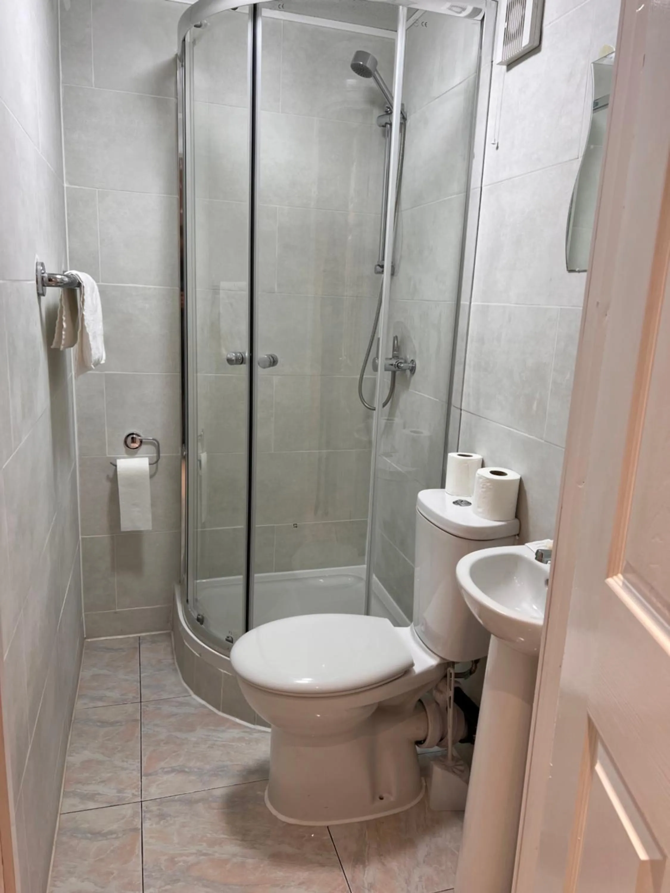 Shower in Apollo Hotel Kings Cross