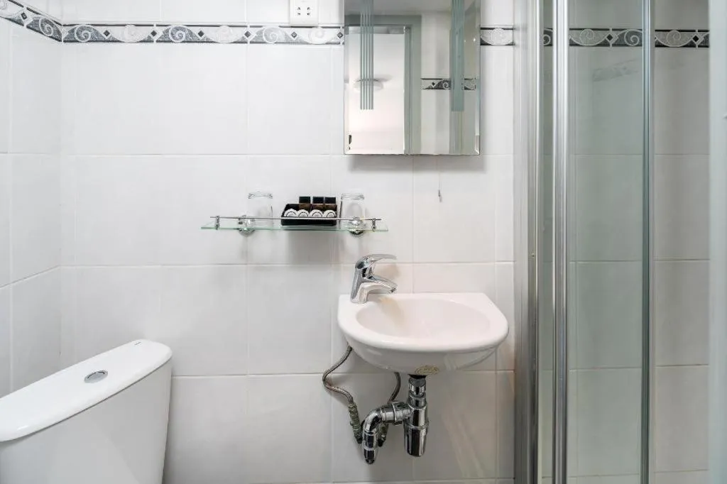 Shower in Apollo Hotel Kings Cross