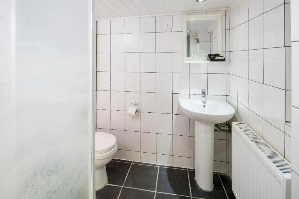 Shower in Apollo Hotel Kings Cross