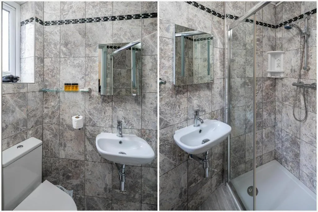 Shower in Apollo Hotel Kings Cross