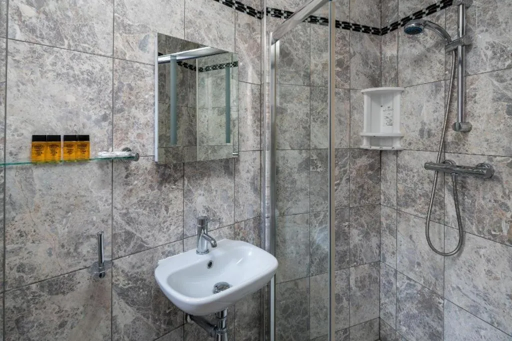 Shower in Apollo Hotel Kings Cross