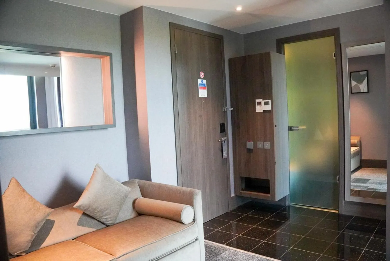 Living room, Bed in Crowne Plaza London - Kingston by IHG