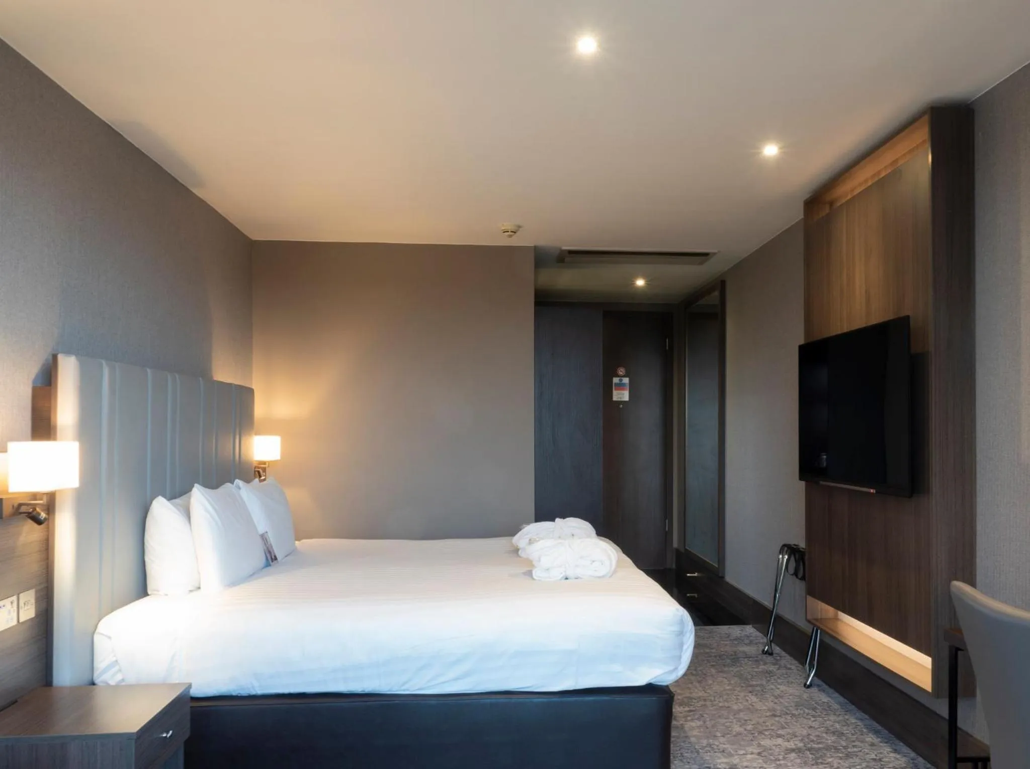 Photo of the whole room, Bed in Crowne Plaza London - Kingston by IHG